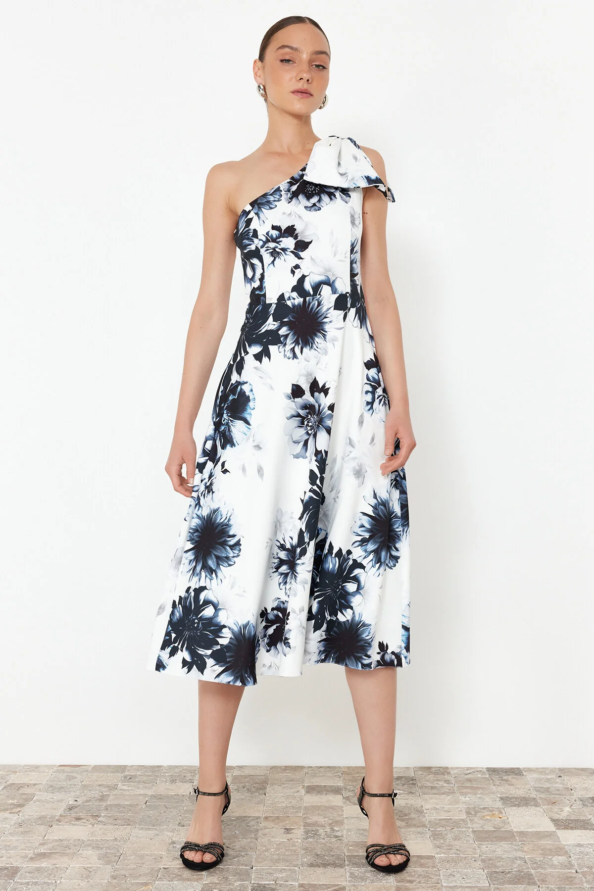 Trendyol Collection  Elegantes Abendkleid mit mehrfarbiger Schleife TPRSS24EL00105