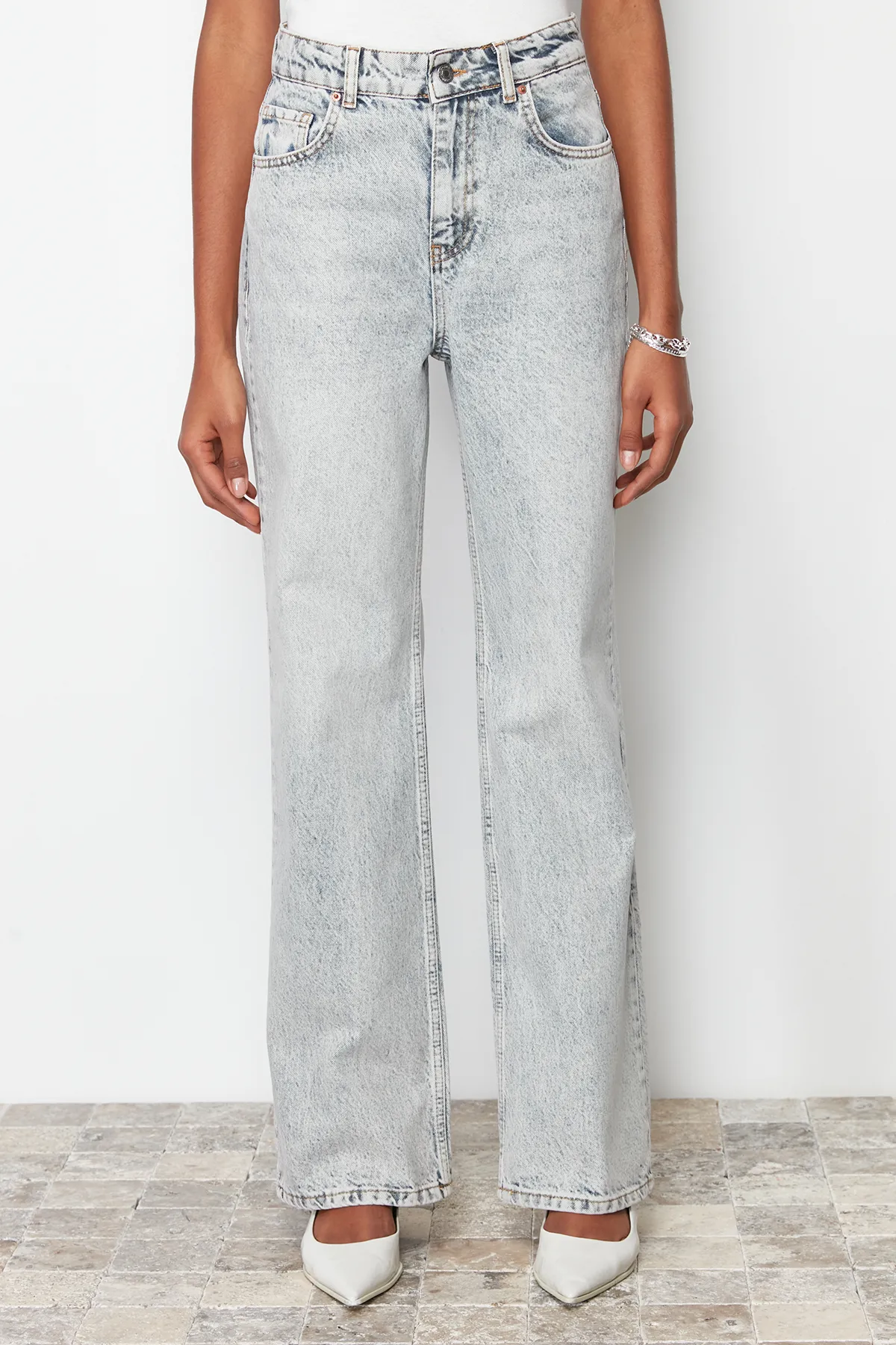 Trendyol Collection  Hellblaue Jeans mit blassem Effekt im Vintage-Stil mit hoher Taille und weitem Bein TWOAW24JE00089