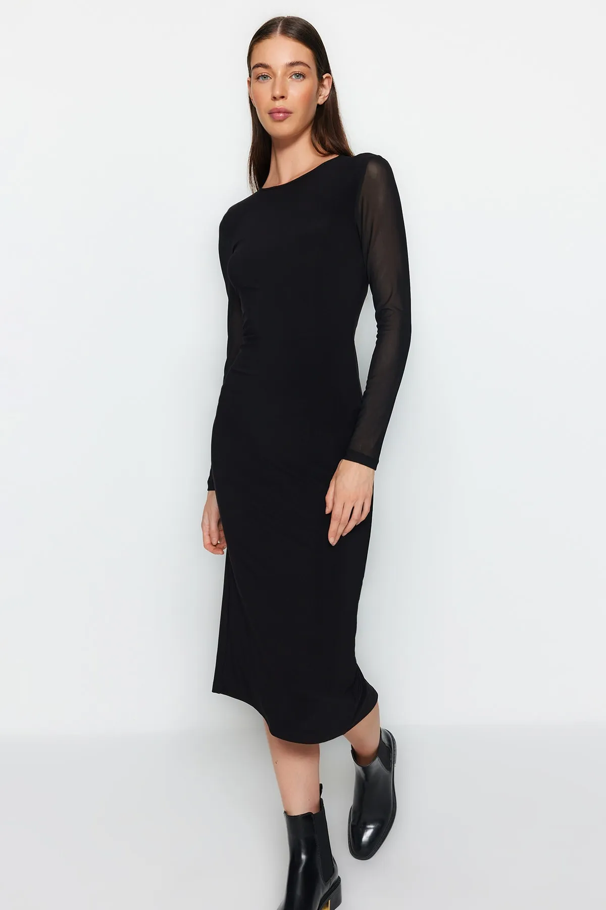 Trendyol Collection  Schwarzes, eng anliegendes, flexibles Strickkleid aus Tüll an Rücken und Ärmeln TWOAW24EL00140