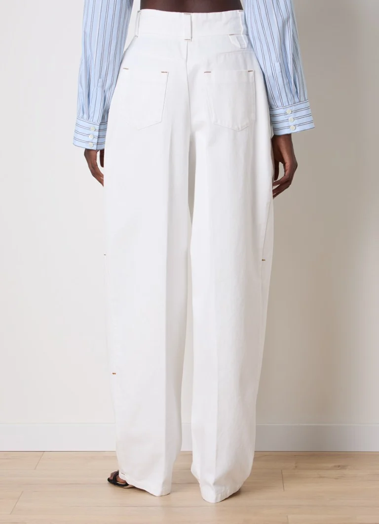 Calça jeans Jacquemus de cintura alta e modelagem afunilada com lavagem colorida.