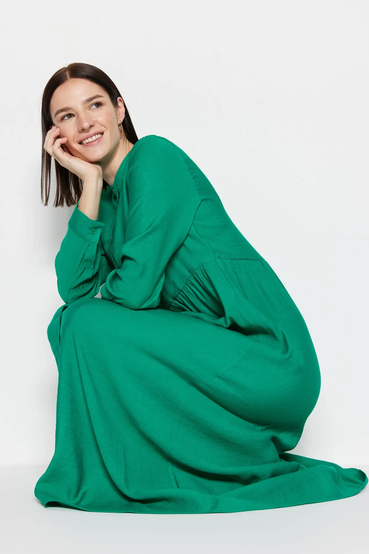 Trendyol Modest  Grünes, gewebtes Hemdkleid in Leinenoptik mit vorherrschendem Kragen TCTSS23EB00081