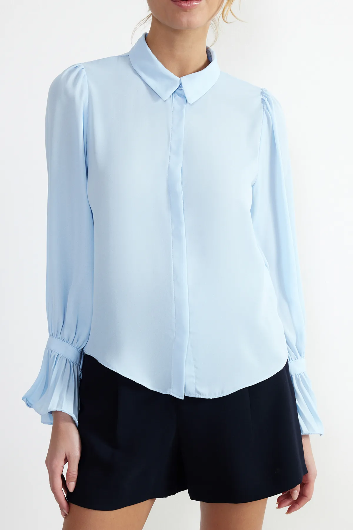 Trendyol Collection  Babyblaues gewebtes Hemd mit spanischen Ärmeln - Regular Fit TWOAW22GO0487