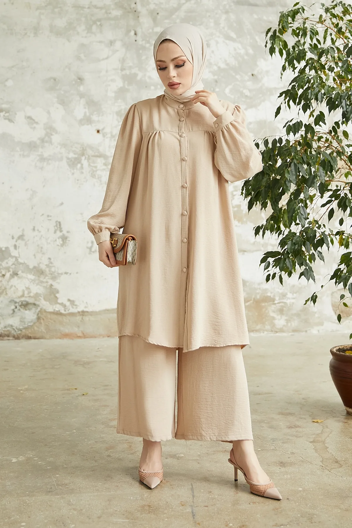 InStyle  Arfa Ayrobin geknöpfter Freizeitanzug – Beige