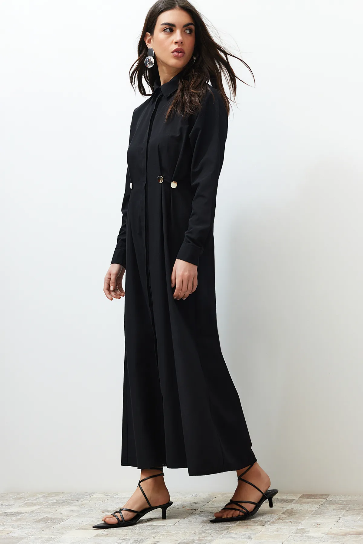 Trendyol Modest  Schwarzes gewebtes Hemdkleid mit Accessoire-Detail an der Taille TCTSS24EB00142