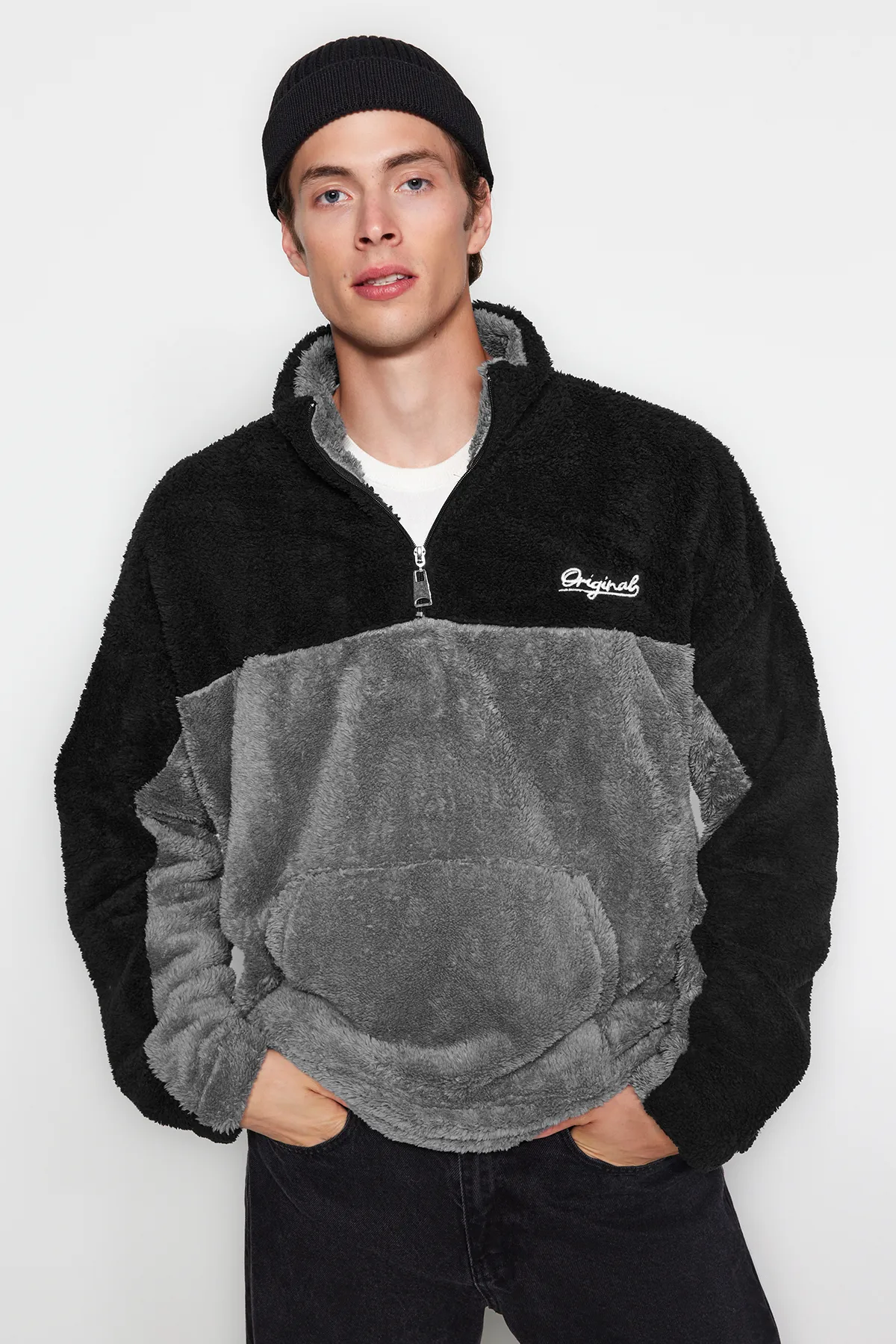 Trendyol Collection  Schwarzes Unisex-Sweatshirt in Übergröße/Weitschnitt, Farbblock, minimale Stickerei, warmes Plüsch-Sweatshirt TMNAW22SW1477