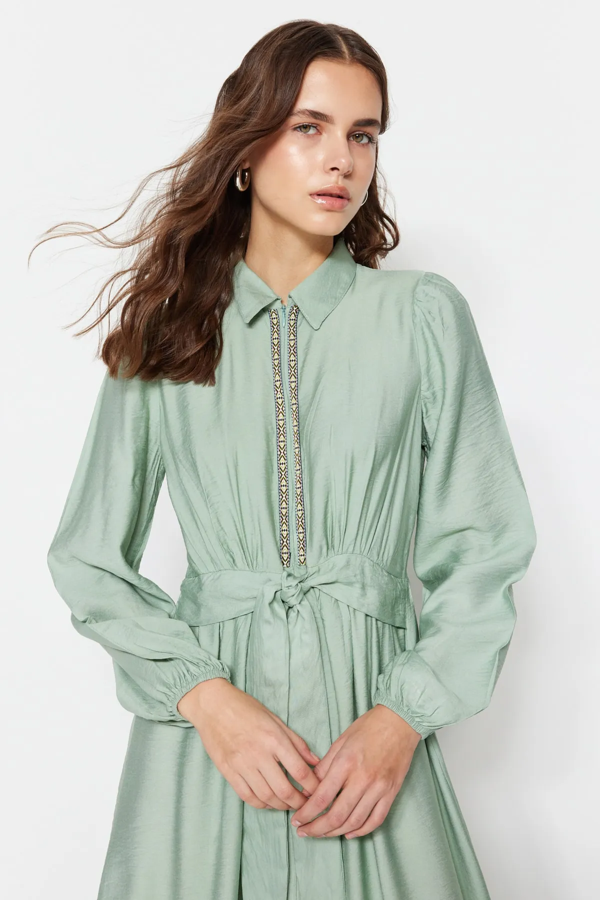 Trendyol Modest  Hellkhakifarbenes, gewebtes Kleid in Leinenoptik mit Schnürung und Streifendetails TCTSS23EB00272