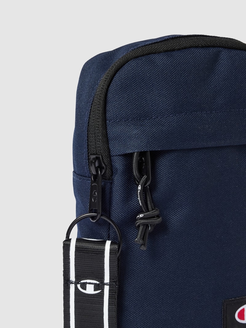 Umhängetasche mit Label-Patch in marineblau
