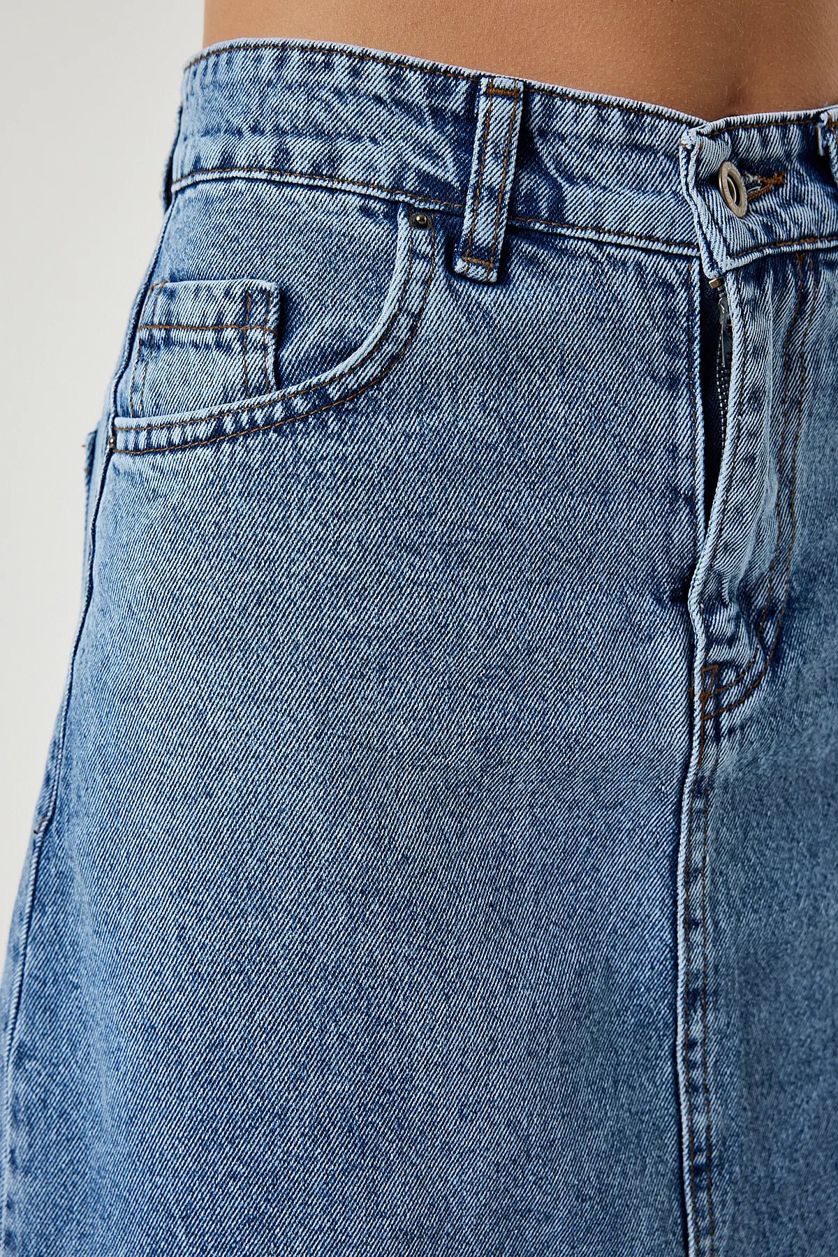 Happiness İstanbul  Hellblauer, langer Jeansrock mit Schlitz für Damen RV00163