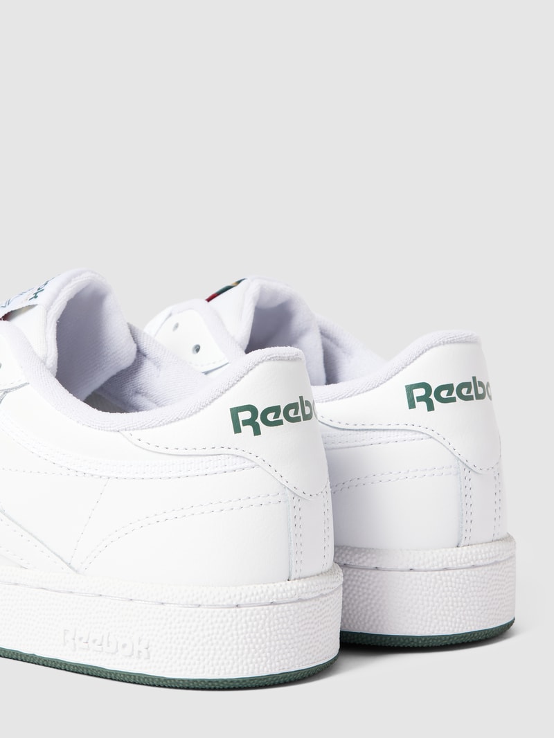 Sneaker mit Label-Detail Modell 'Club C' in weiß