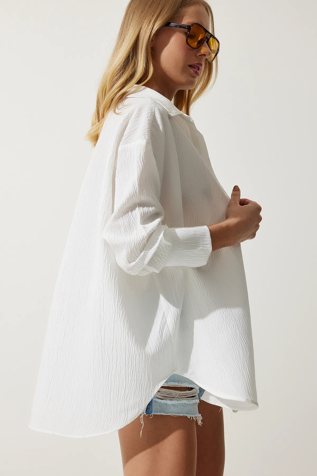 Happiness İstanbul  Weißes Oversize-Crinkle-Hemd für Damen WF00052