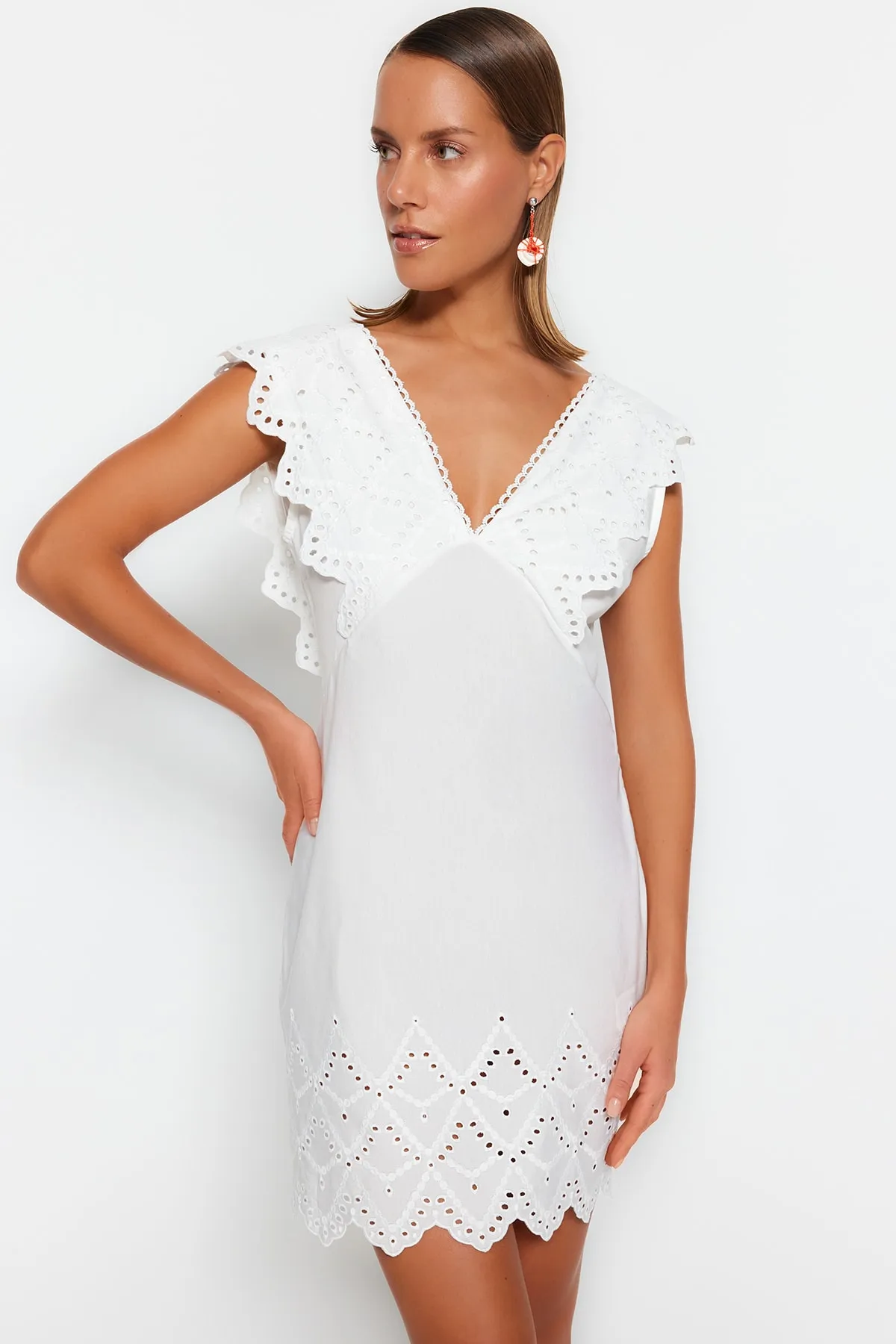 Trendyol Collection  Weißes, figurbetontes Mini-Strandkleid mit gewebter Stickerei TBESS23EL00257