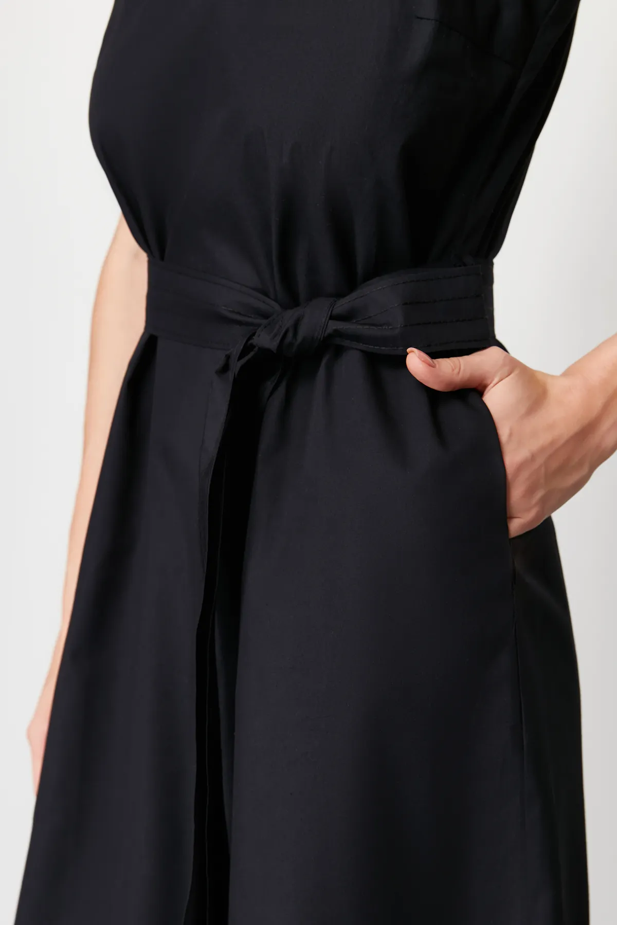 Trendyol Collection  Marineblaues, gewebtes Midikleid aus 100 % Baumwollpopeline mit Gürtel und Tasche TWOSS24EL00338