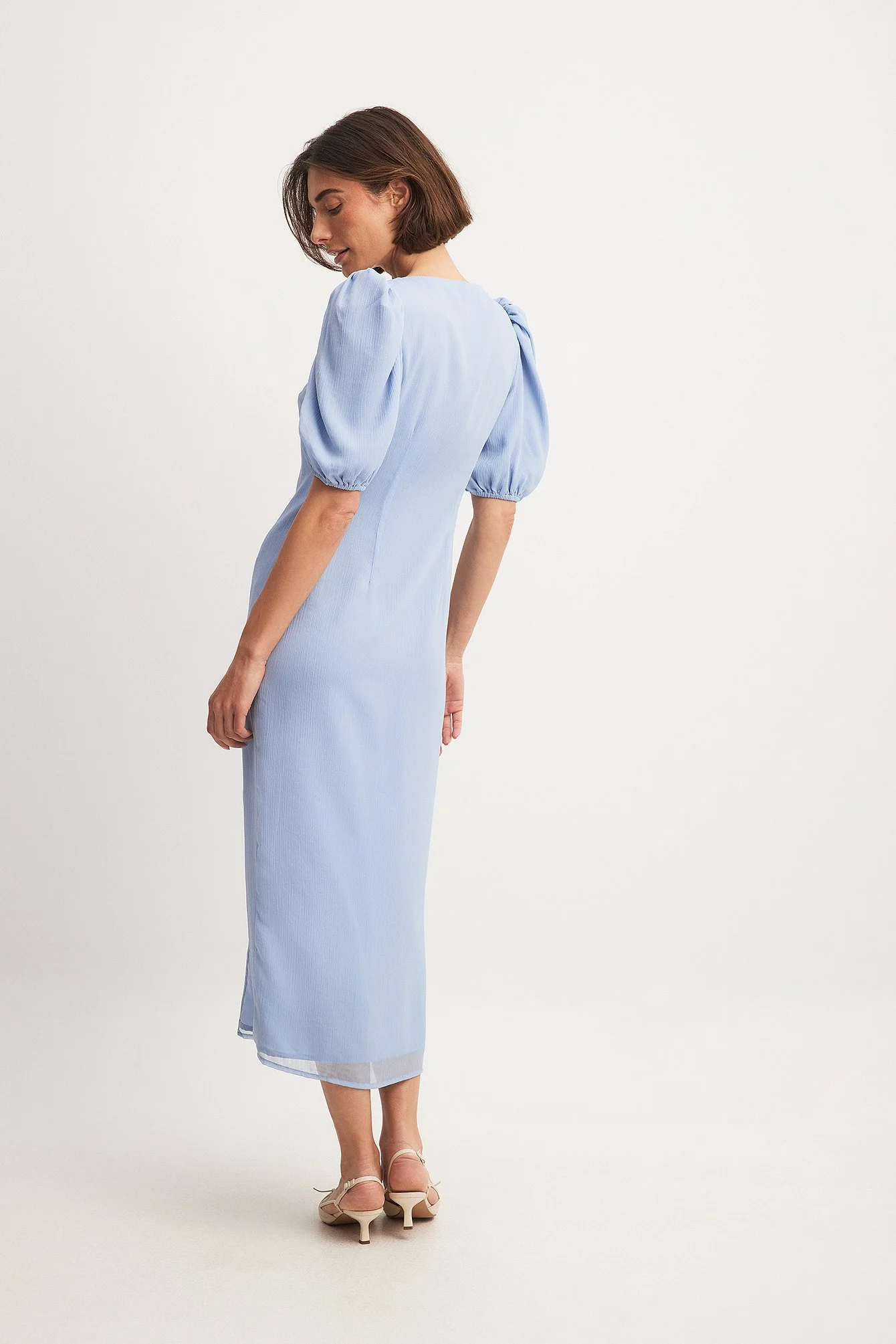 Asymmetrisches Midikleid mit Knöpfen