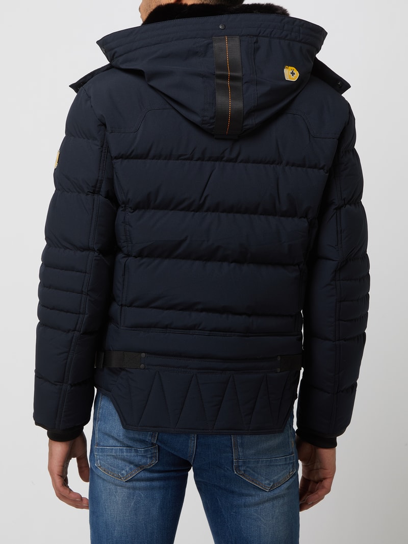 Steppjacke mit Label-Patch in marineblau