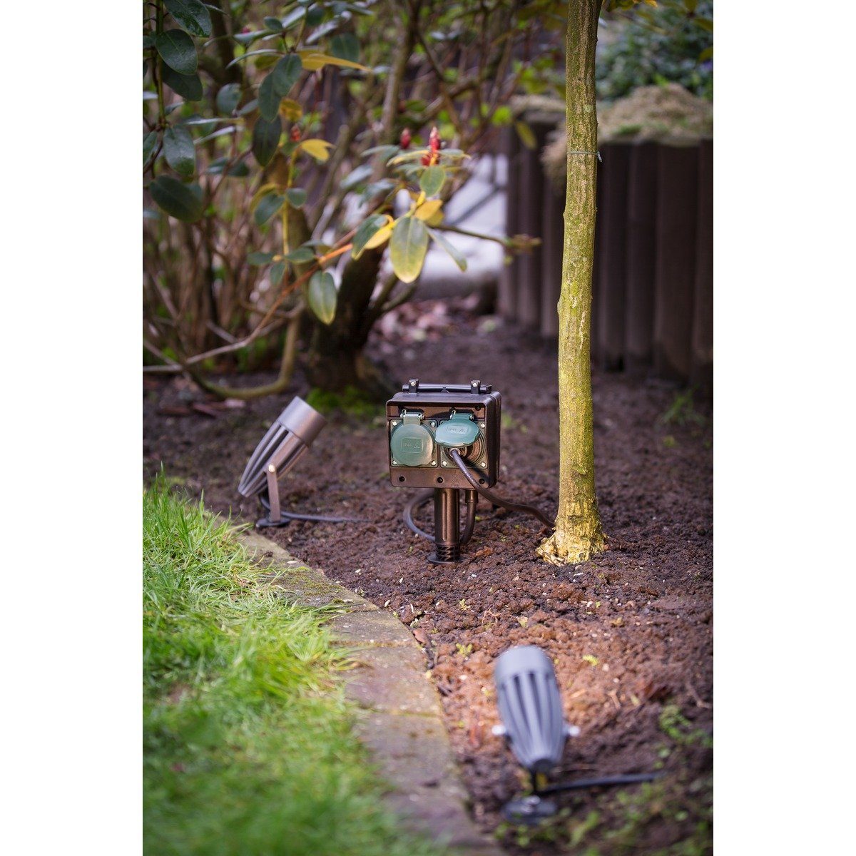 JUNG Gartensteckdose Tarmo 2-Fach Steckdose mit Erdspieß, Klappdeckel, Wasserfest, Outdoor, Mehrfachsteckdose, Steckdosensäule, Steckdosenleiste, 1-St., Garten-Steckdose, Steckdosenblock, Stromstecker Stromanschluss, Außensteckdose Steckdose Gartenst