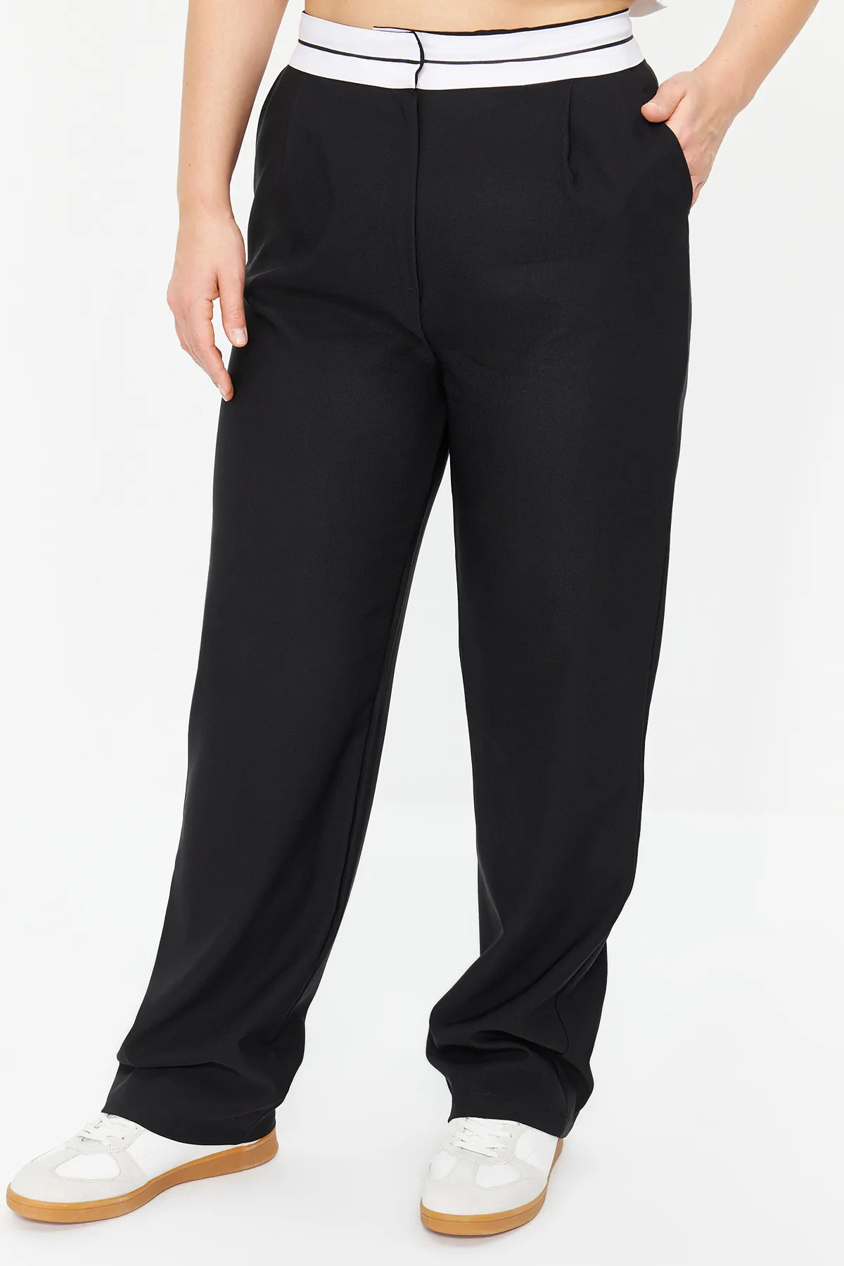Trendyol Curve  Schwarze gewebte Finike-Hose in Übergröße mit normaler Taille TBBAW24AR00031