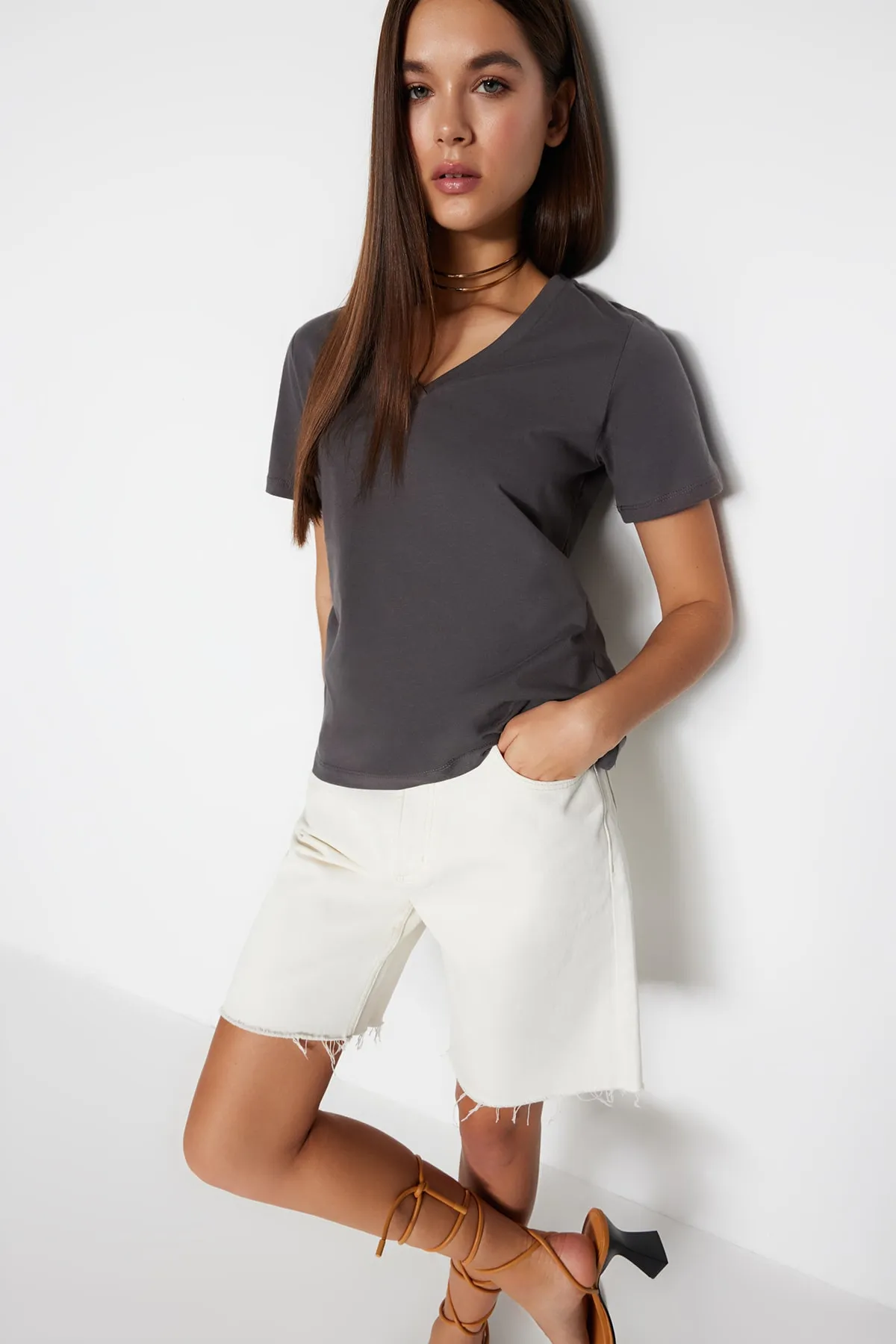 Trendyol Collection  Anthrazitfarbenes Basic-Strick-T-Shirt mit V-Ausschnitt aus 100 % Baumwolle TWOSS23TS00001