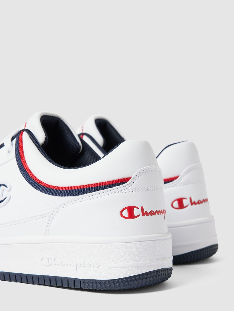 Sneaker mit Label-Detail in weiß