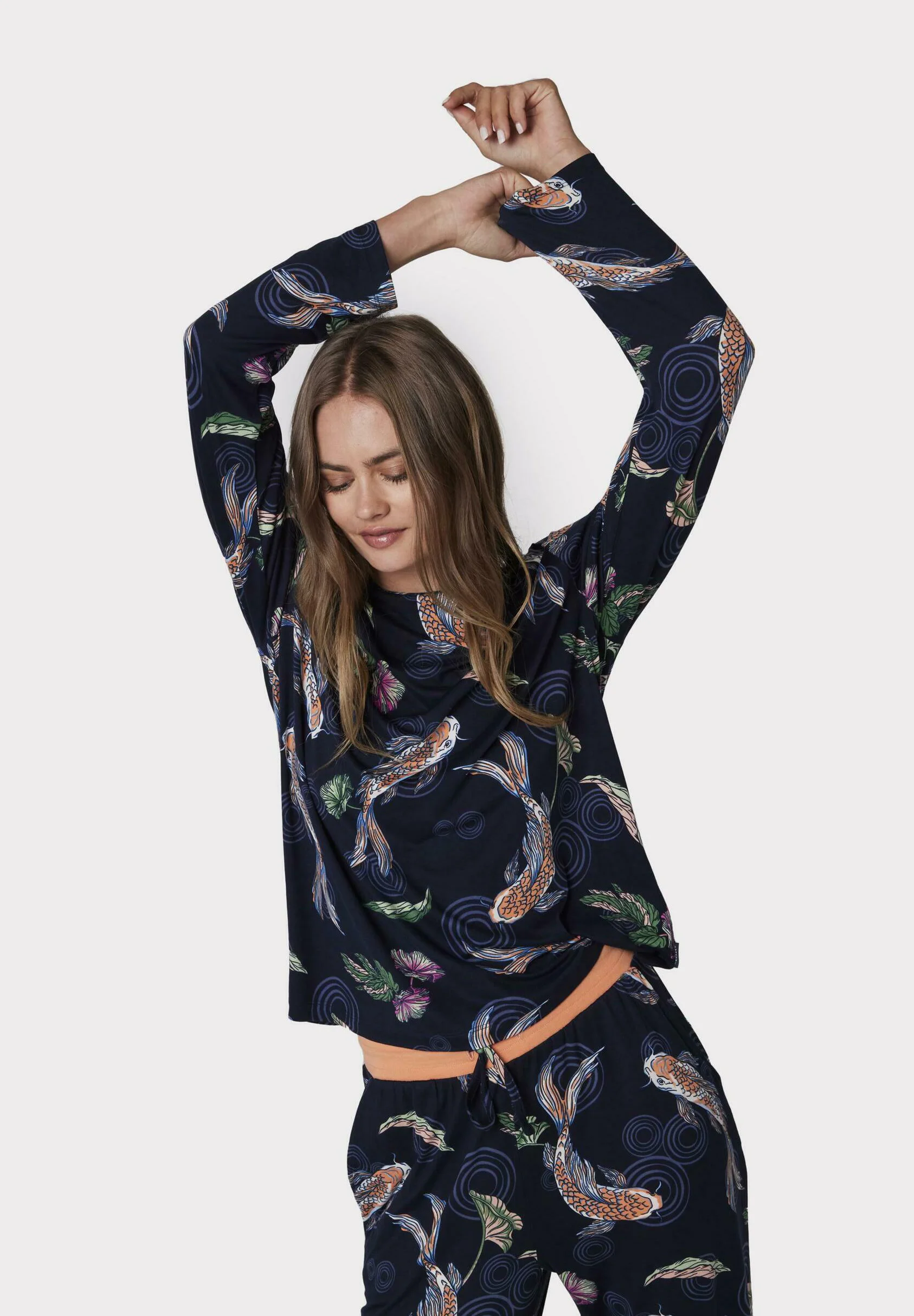 Conjunto de pijama con estampado de peces koi de Chelsea Peers