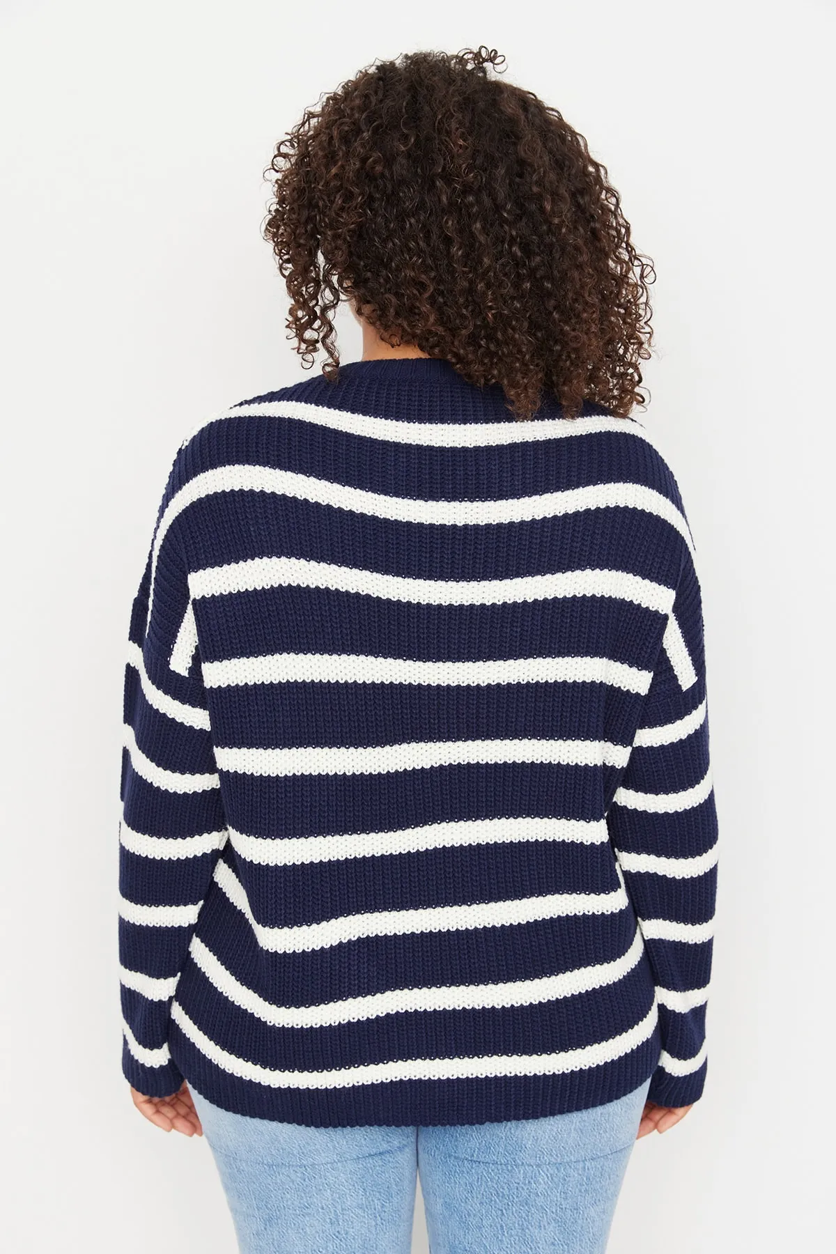Trendyol Curve  Marineblauer, gestreifter, schulterfreier Strickpullover