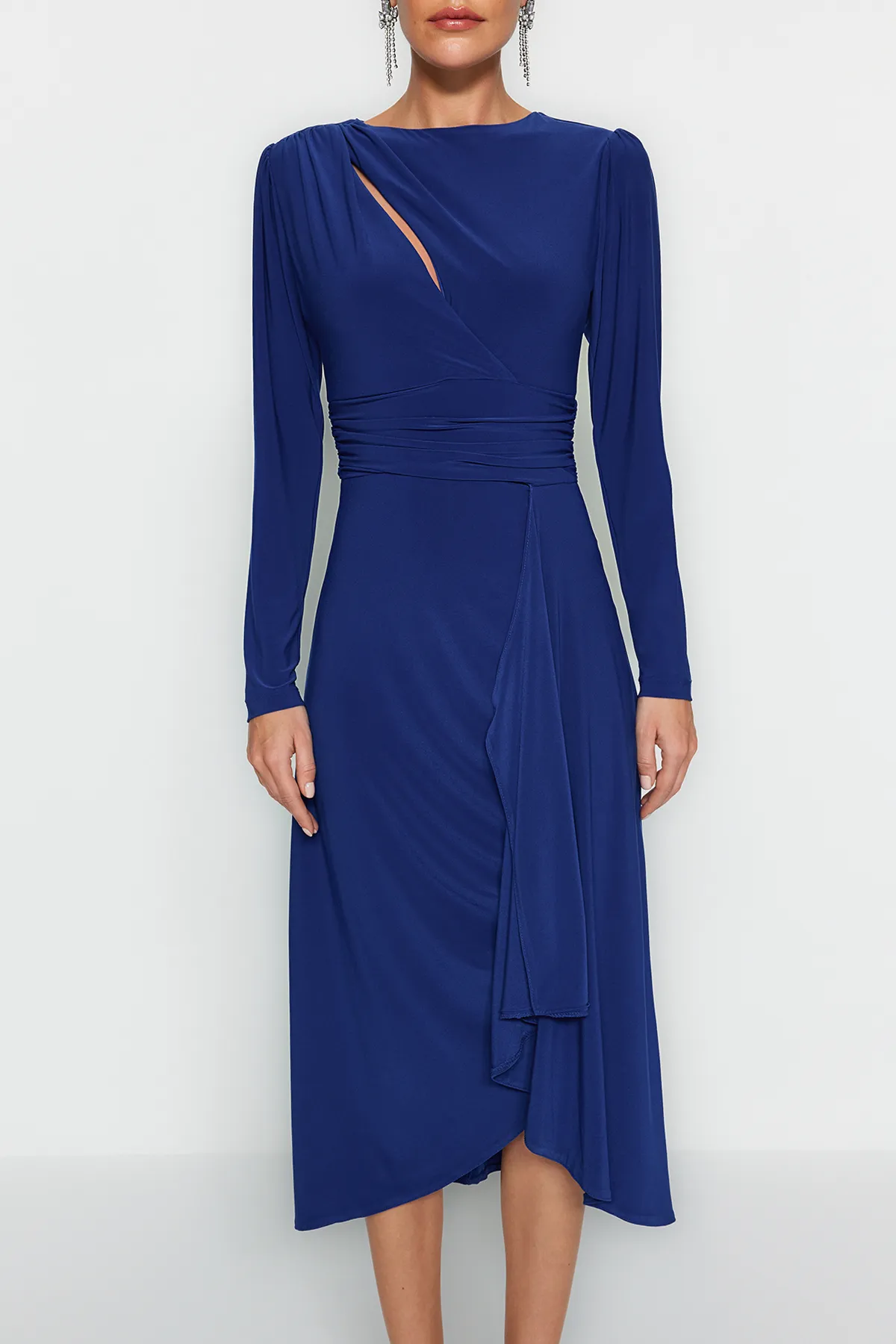 Trendyol Collection  Elegantes Abendkleid mit Ausschnitten und Fensterdetail und Saxe-Passform TPRAW24EL00219