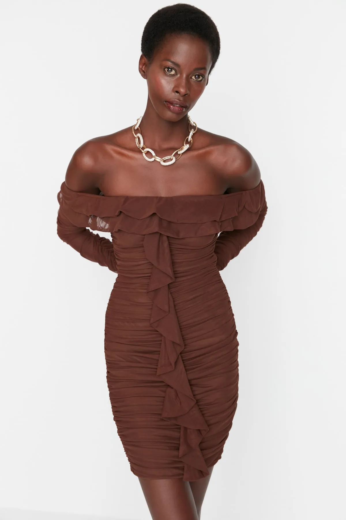 Trendyol Collection  Braunes, detailliertes Abendkleid mit Rüschen TPRAW23EL00066
