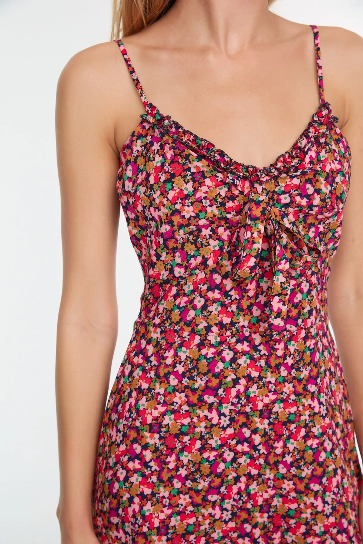 Trendyol Collection  Mehrfarbiges, gewebtes Kleid in A-Linie mit Mini-Krawatte und Blumenmuster TWOSS21EL3214