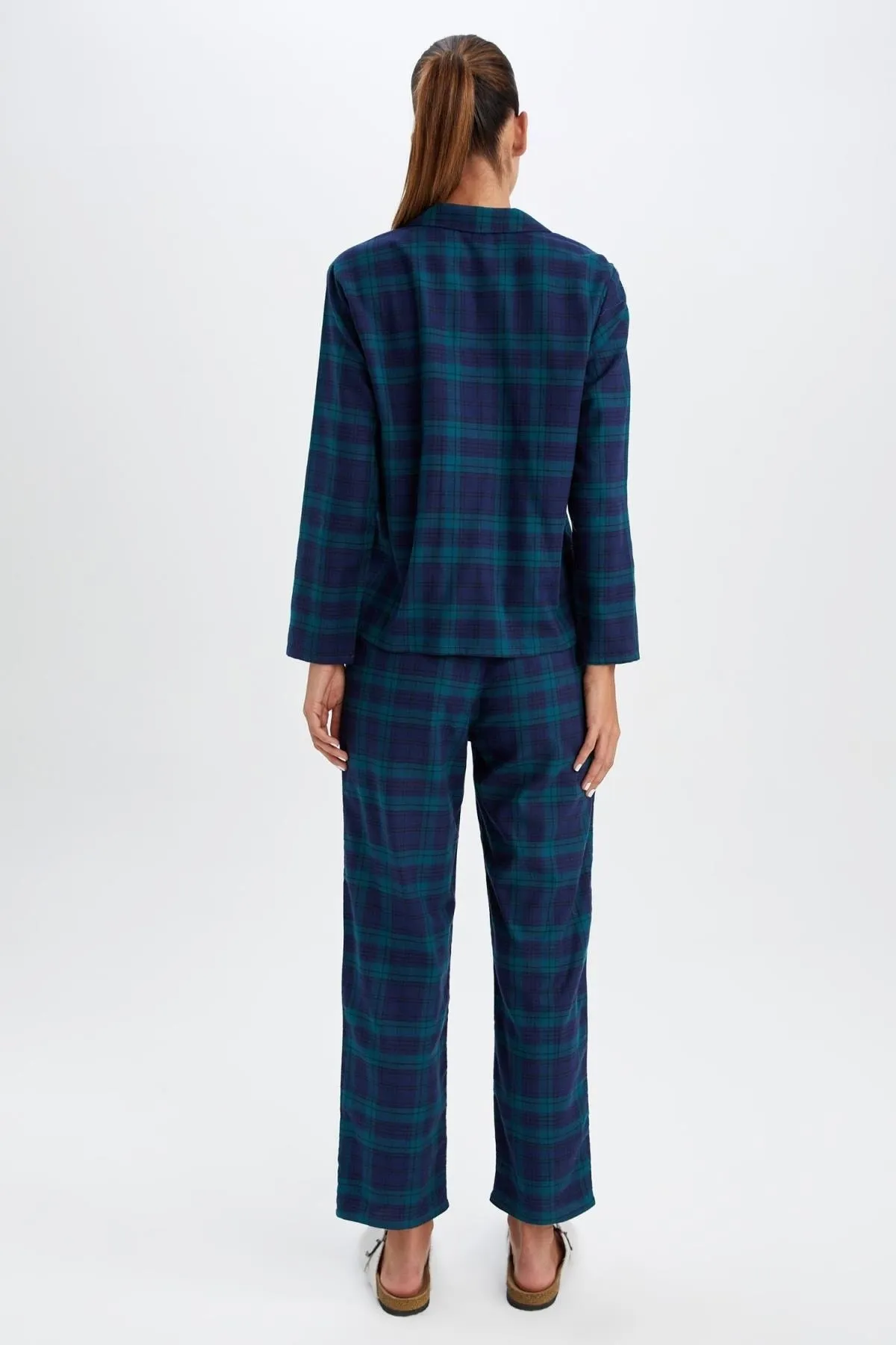 DeFacto  Pyjama-Set aus kariertem Flanell mit „Fall In Love“-Pyjama-Kragen mit Neujahrsmotiv