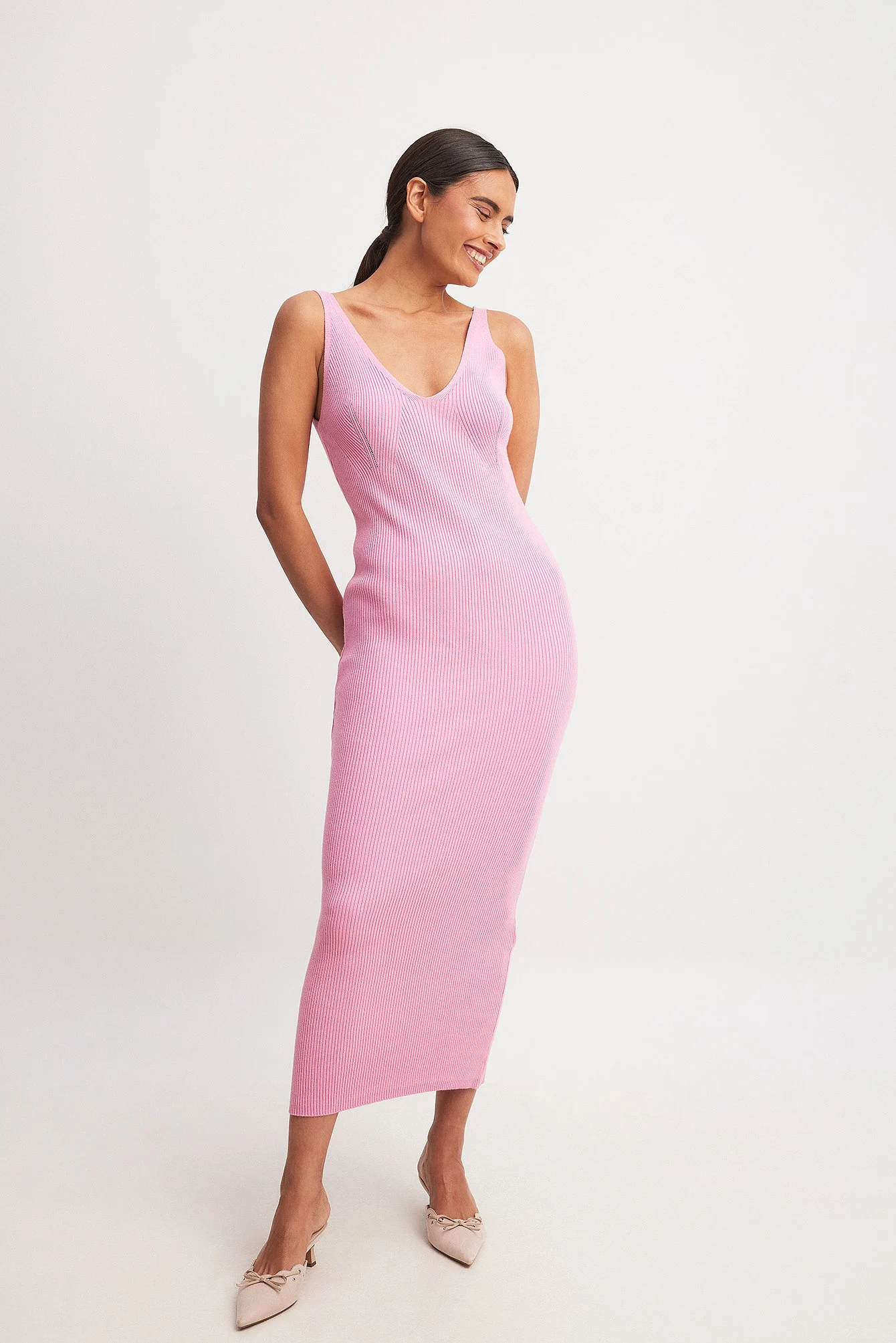 Geripptes Kleid mit tiefem Rücken