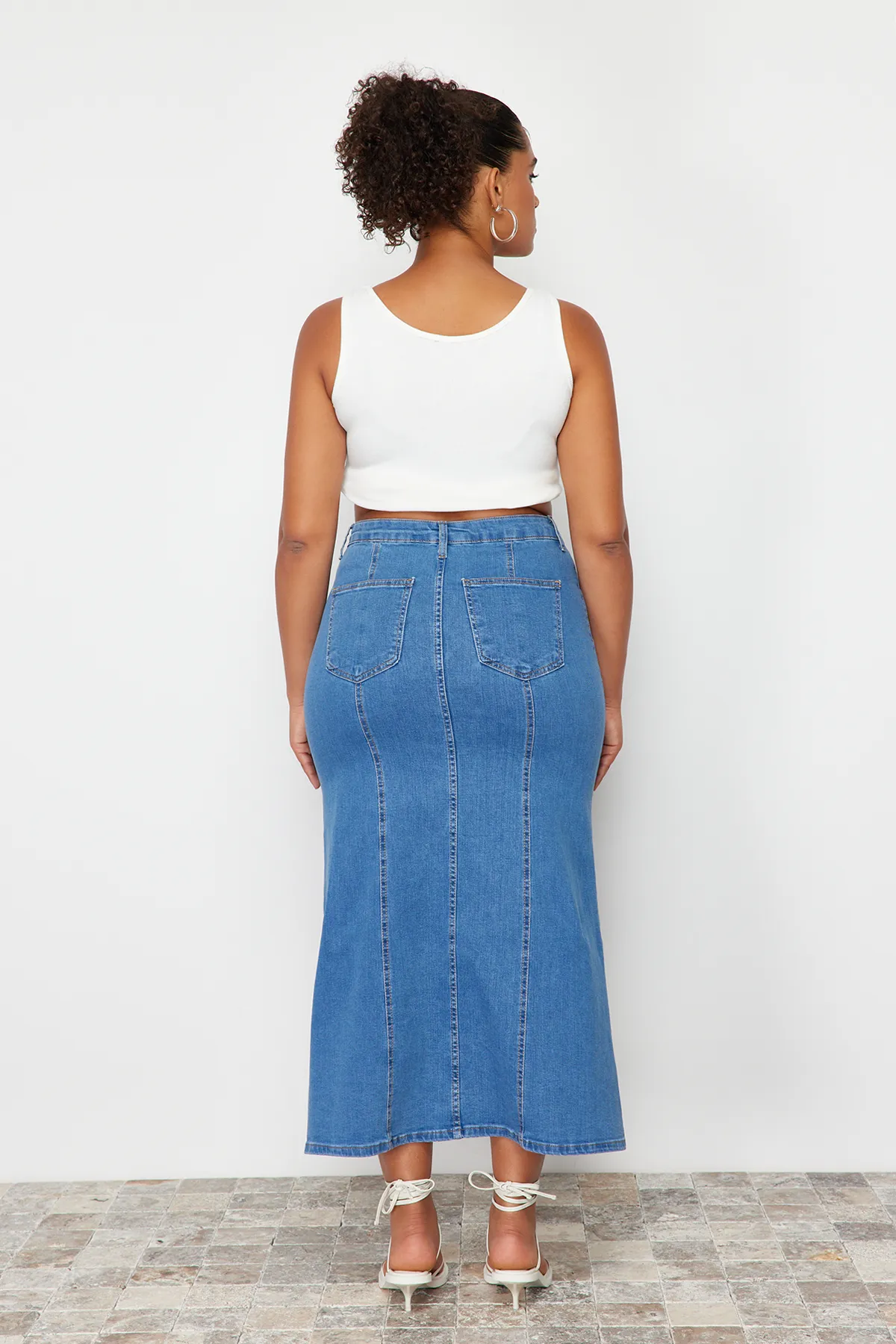 Trendyol Curve  Blauer Midi-Jeansrock mit Schlitz vorne und detailliertem Detail TBBSS24AZ00011