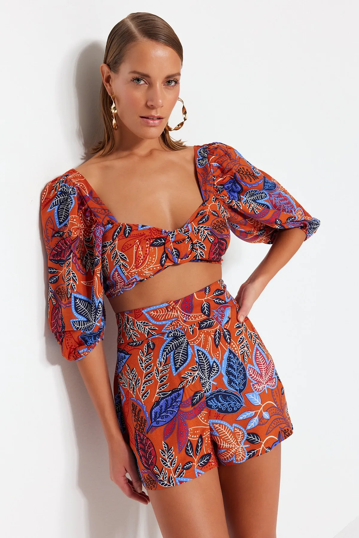 Trendyol Collection  Gewebtes Accessoire-Set mit Bluse und Shorts mit Blumendruck TBESS23AU00018