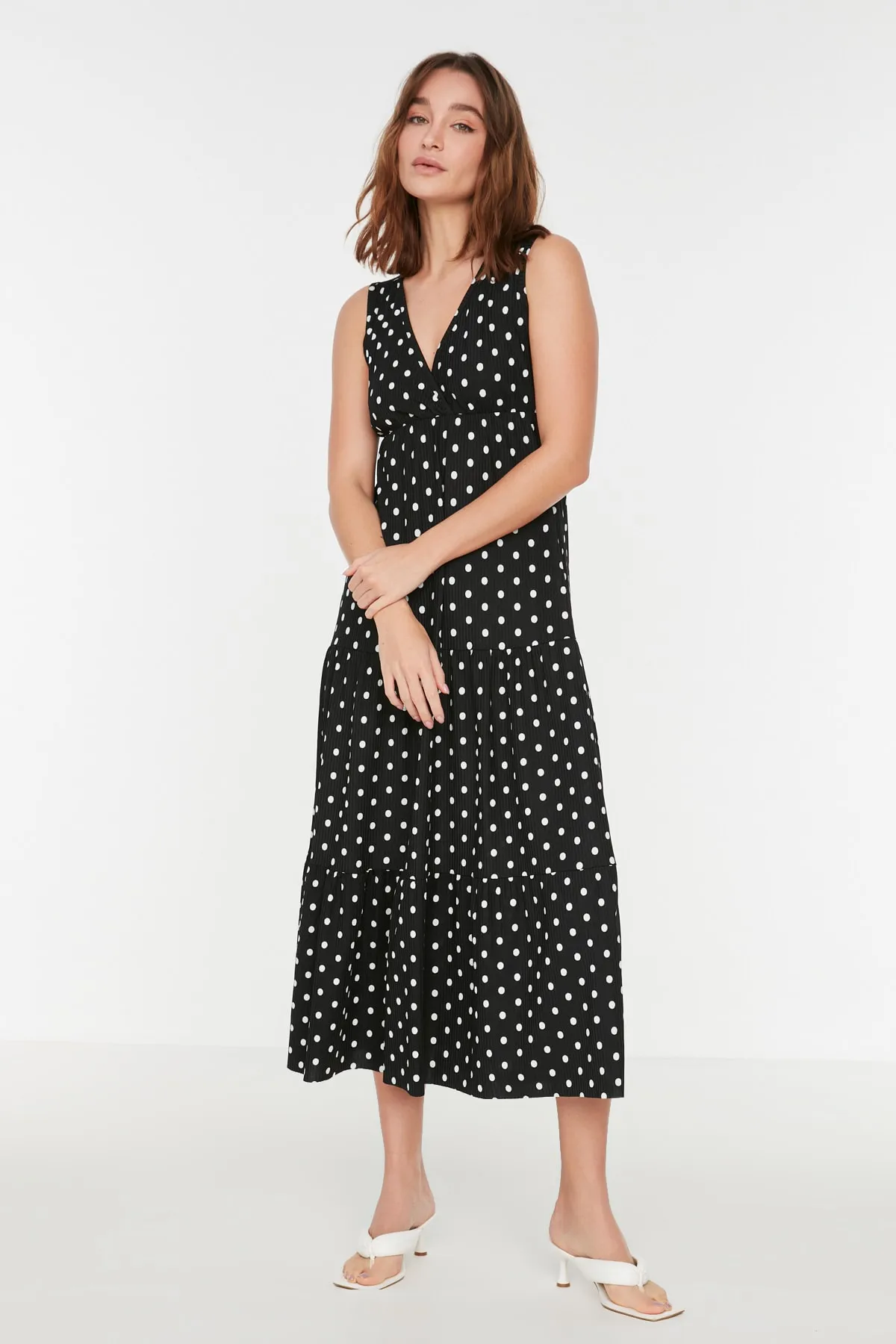 Trendyol Collection  Schwarzes, floral gemustertes, ärmelloses Maxi-Strickkleid in A-Linie mit V-Ausschnitt TWOSS22EL1588