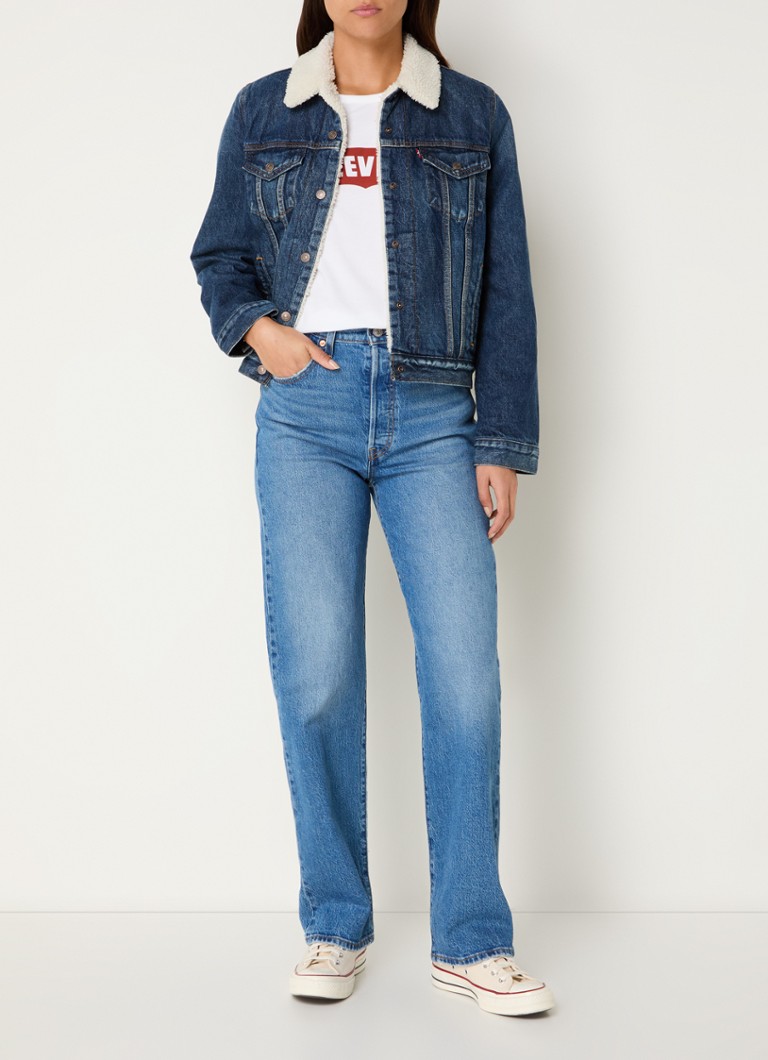 Chaqueta vaquera original de Levi's con forro de felpa y bolsillos laterales.