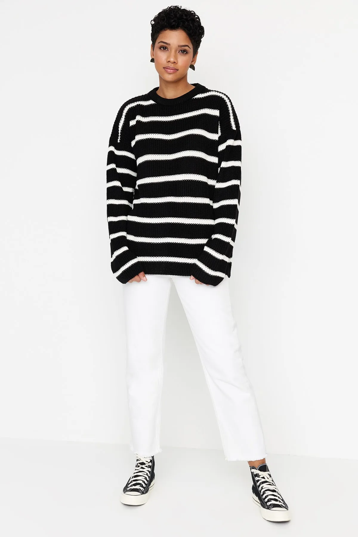 Trendyol Collection  Schwarzer Strickpullover mit weiter Passform TWOAW23KZ00720
