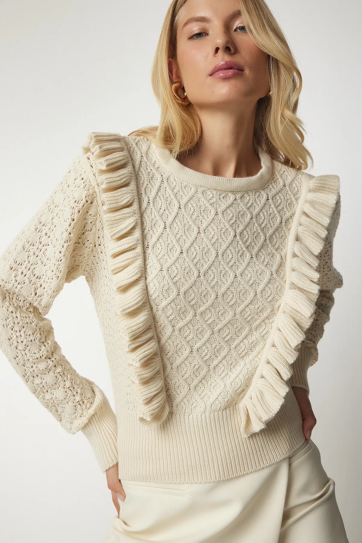 Happiness İstanbul  Cremefarbener Strickpullover mit Rüschendetail für Damen YY00169