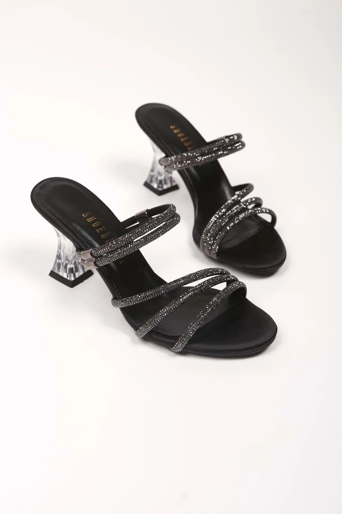 Shoeberry  Yeda-Hausschuhe und -Schuhe aus schwarzem Satin mit Steinabsatz für Damen