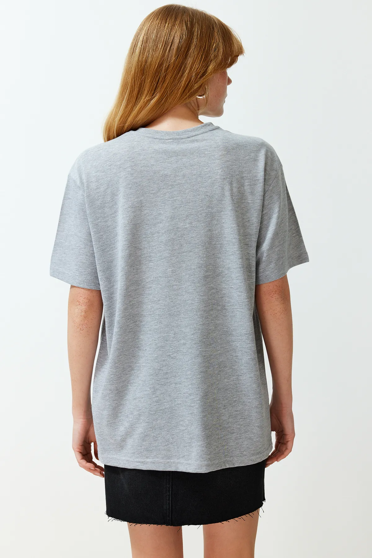 Trendyol Collection  Premium Grau Melange Bedrucktes Oversize/Wide Fit Strick-T-Shirt mit Rundhalsausschnitt TWOSS23TS00282