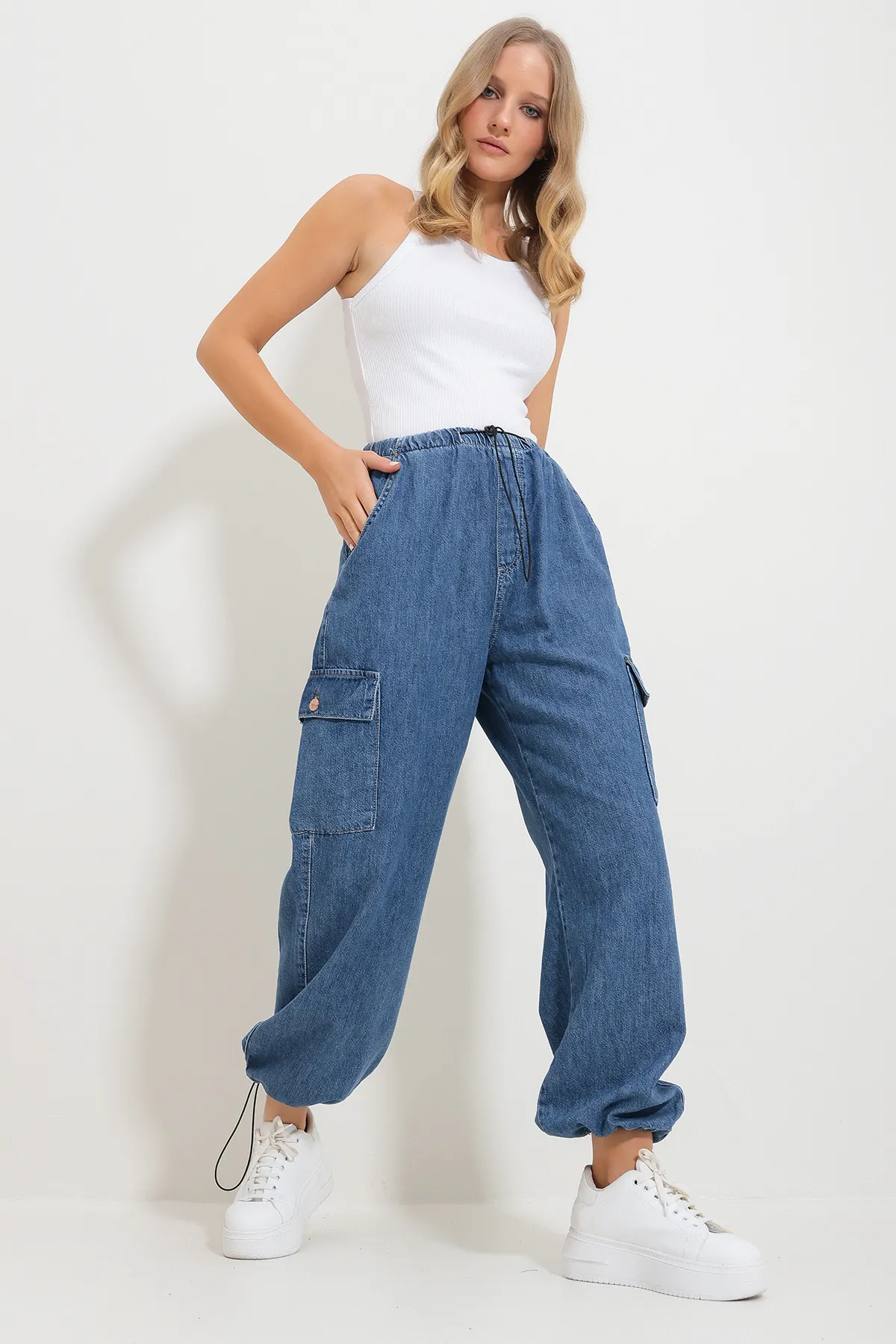 Trend Alaçatı Stili  Blaue Cargo-Jogginghose für Damen mit elastischem Bund und Taschen Alc-X11759
