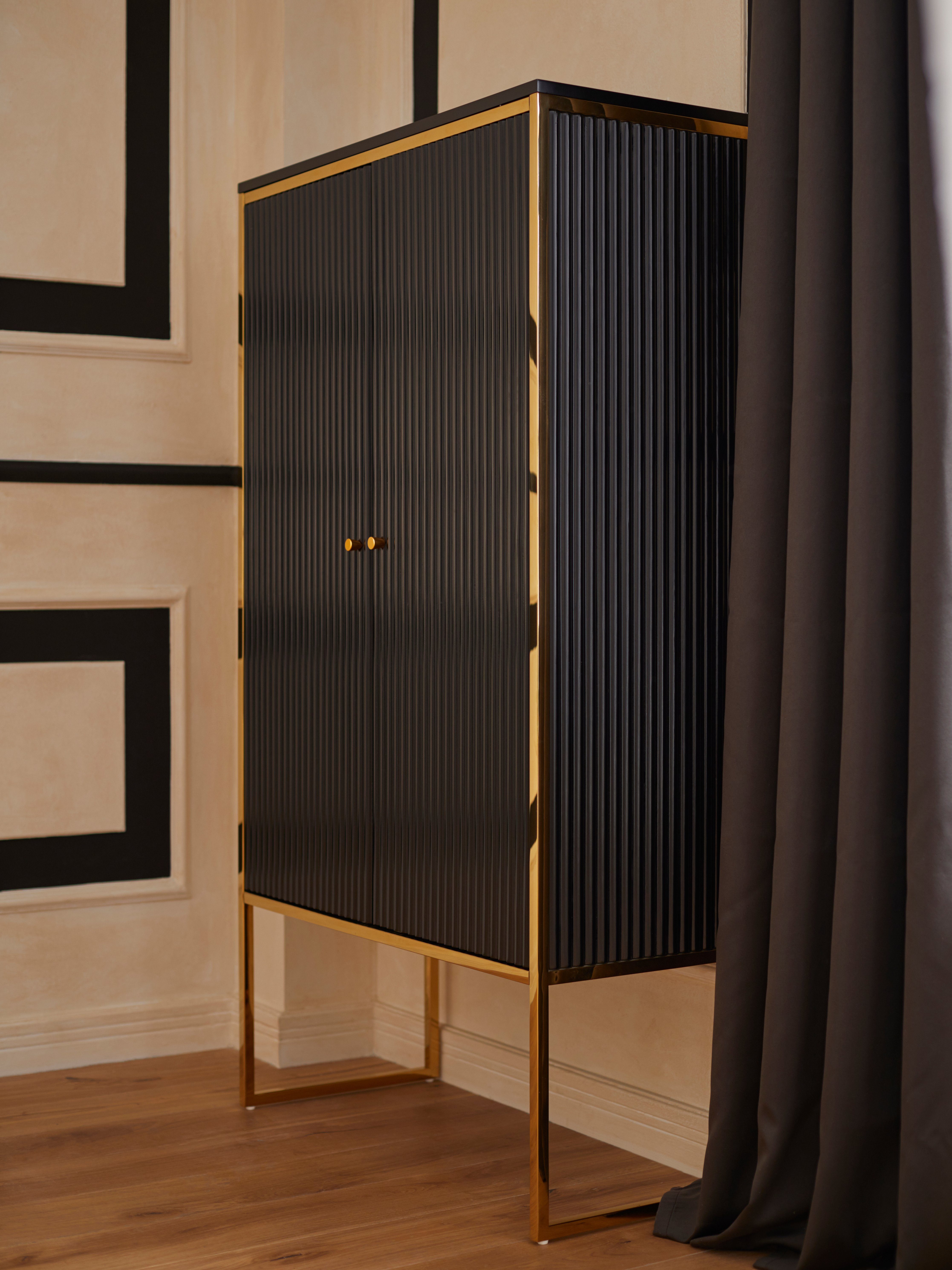 Guido Maria Kretschmer Home&Living Highboard Woodly, modernes Design, mit goldfarbenen Absätzen, viel Stauraum