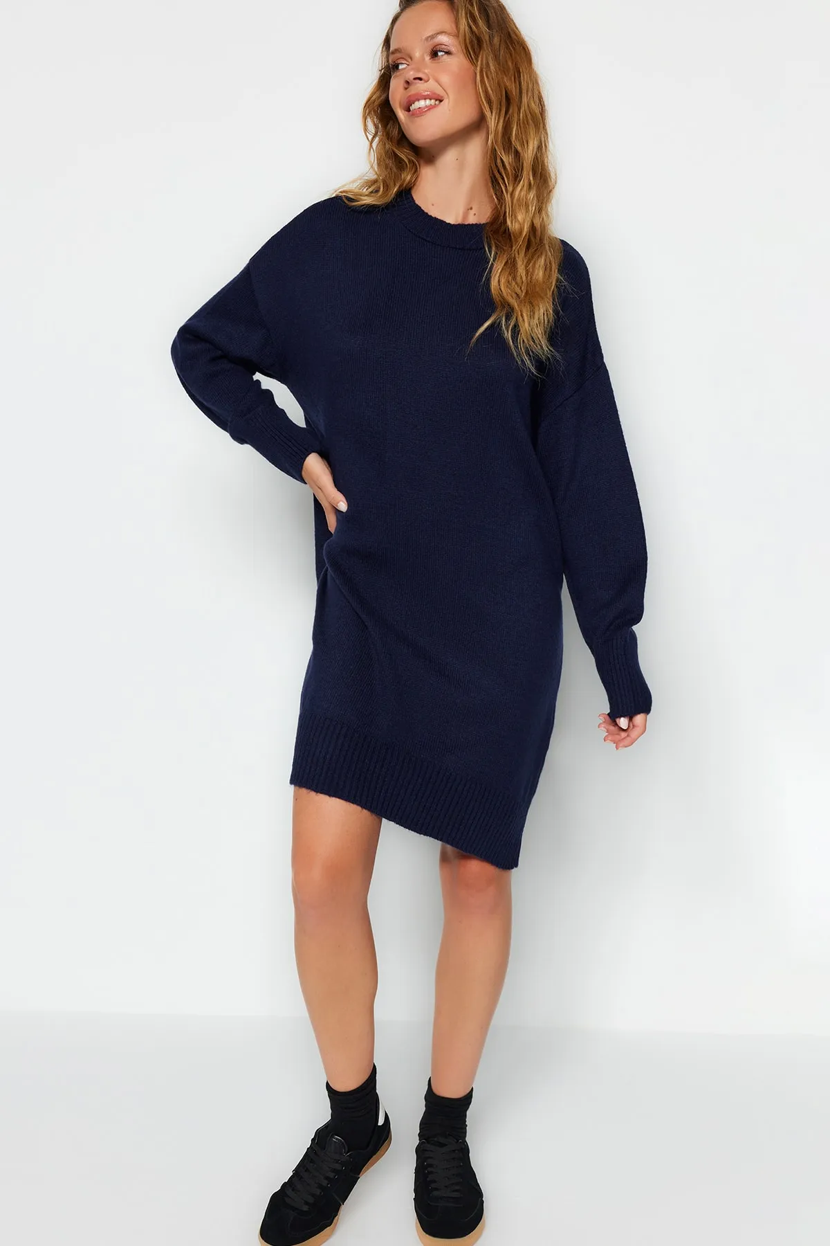 Trendyol Collection  Marineblaues Mini-Strickkleid mit Rundhalsausschnitt TWOAW24EL00035