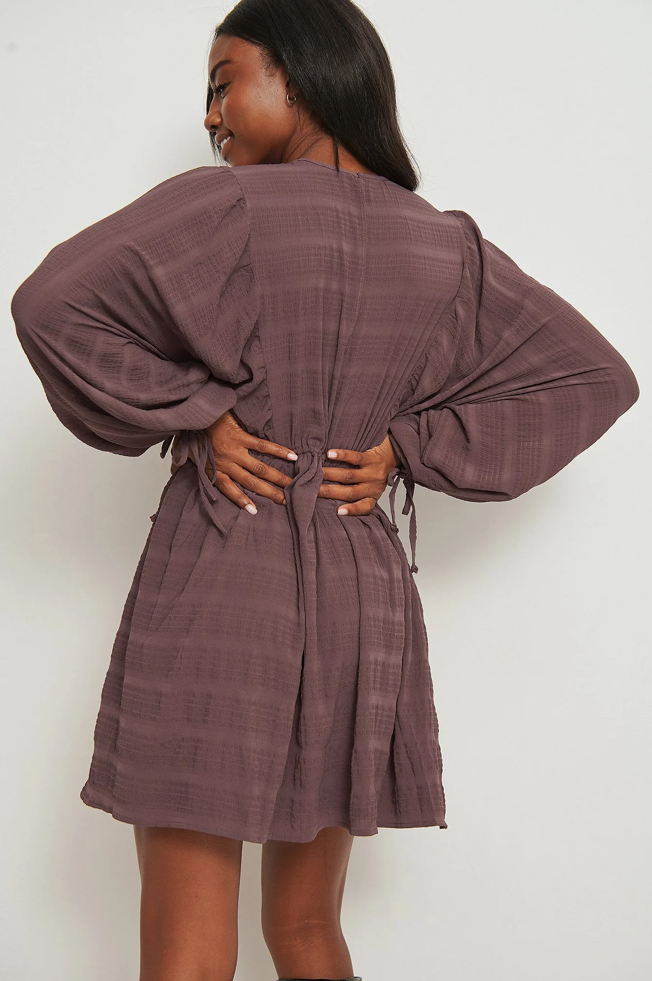 Strukturiertes Minikleid mit Kordelzug