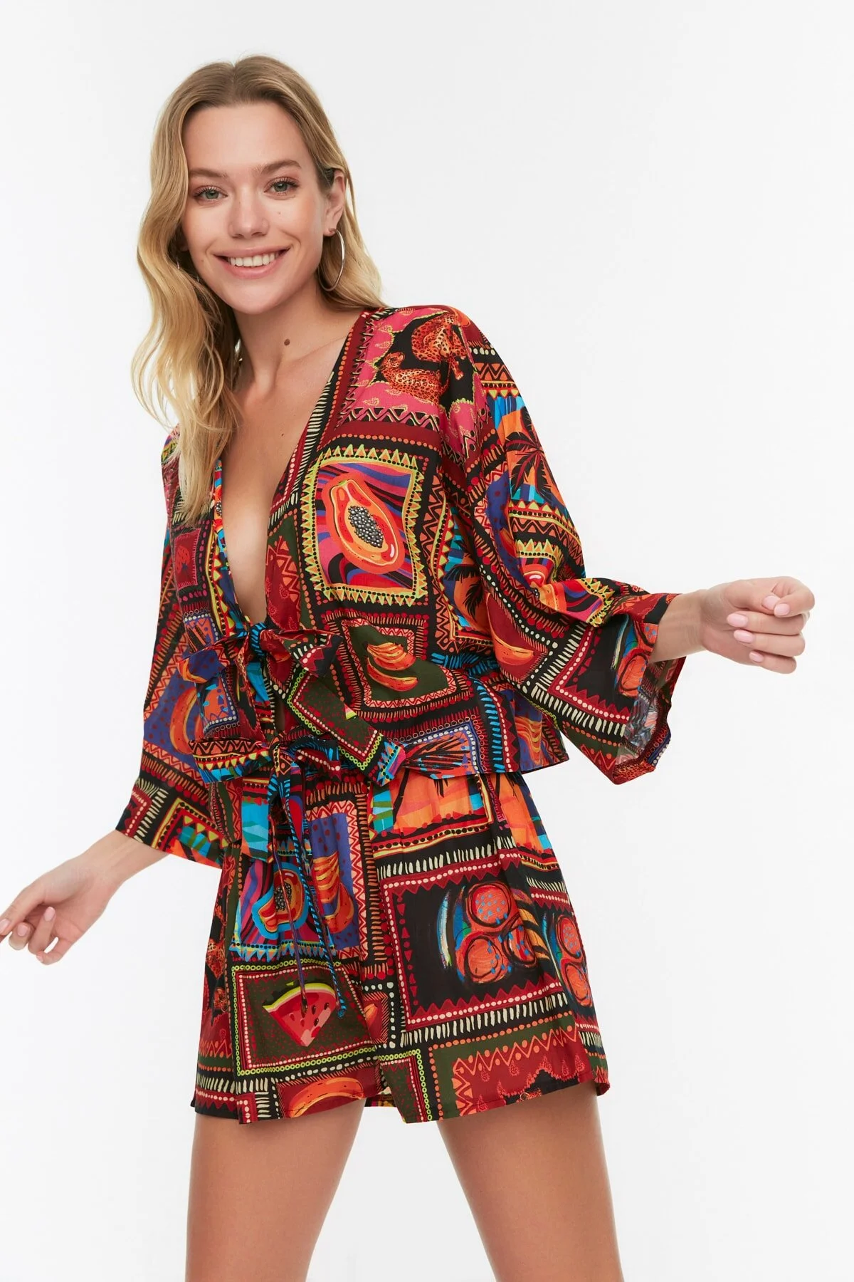Trendyol Collection  Tropisch gemustertes, gewebtes Hemd-Shorts-Set aus 100 % Baumwolle TBESS22AU0086