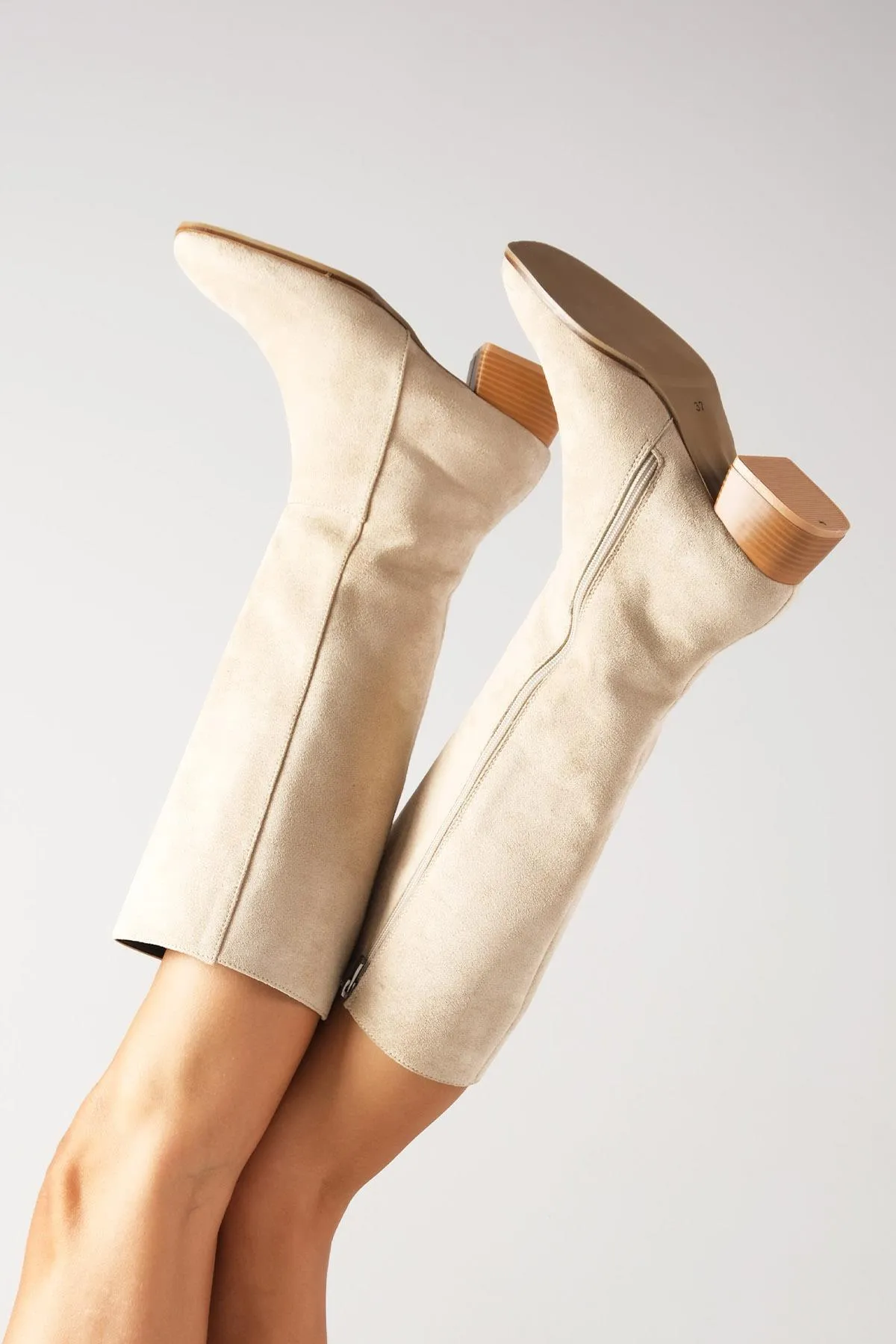 Mio Gusto  Briony Beigefarbener Wildleder-Seitenreißverschluss, dünne, mit Kunstfell gefütterte, stumpfe Damenstiefel mit Absatz