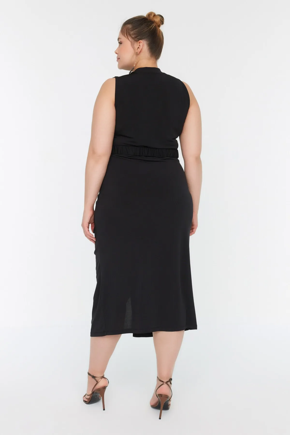 Trendyol Curve  Schwarzes, drapiertes und geschlitztes Strickkleid mit Gürtel TBSSS22AH00008