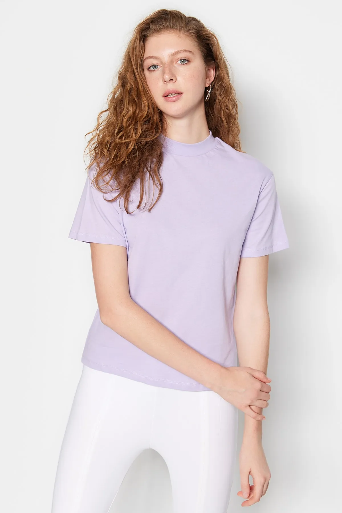 Trendyol Collection  Lilafarbenes Basic-Strick-T-Shirt aus 100 % Baumwolle mit Stehkragen TWOAW20TS0096
