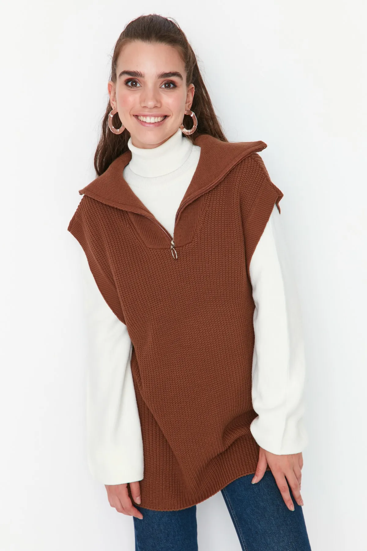 Trendyol Modest  Brauner Strickpullover mit seitlichem Bindeband und Reißverschlusskragen, detaillierter Strickpullover TCTAW22UV0009