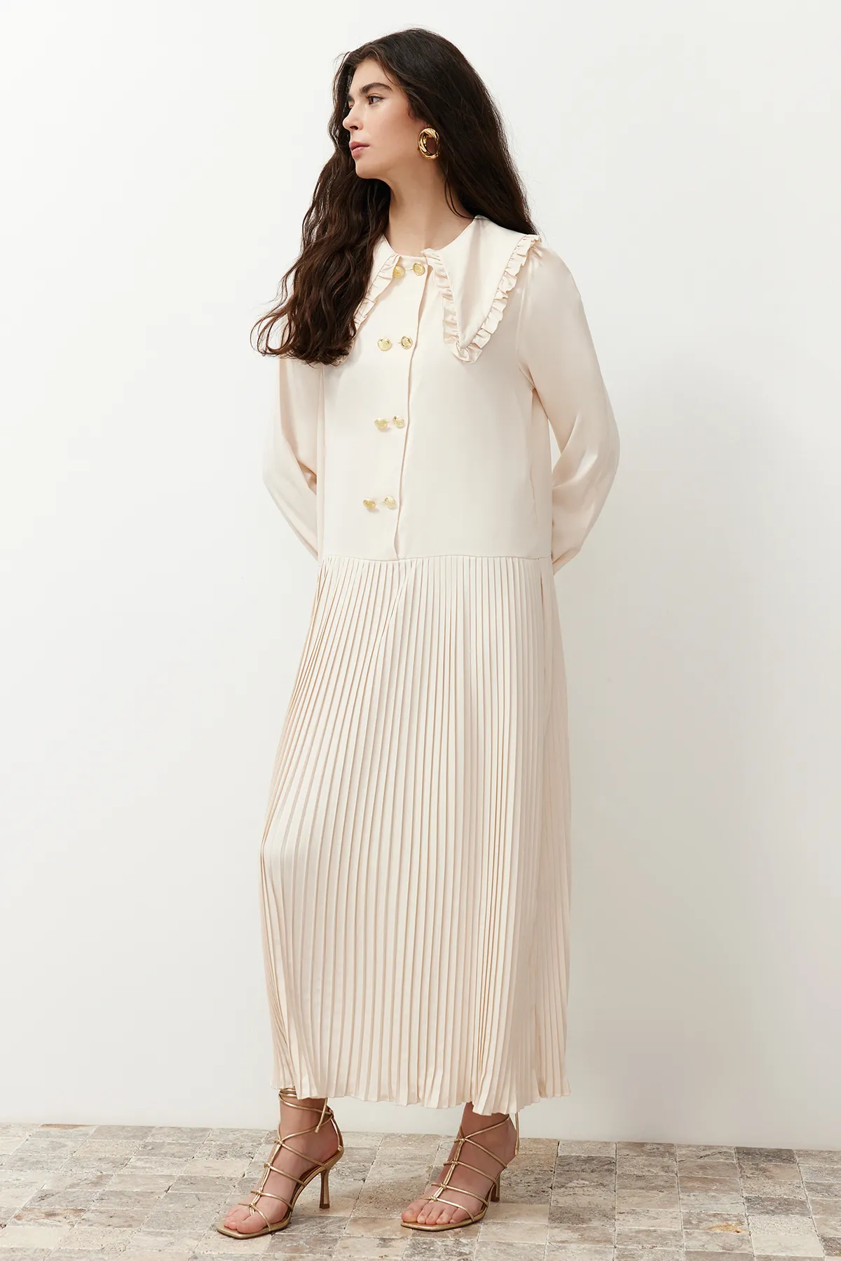 Trendyol Modest  Beiges plissiertes Kleid aus Webstoff mit Babykragen und goldenen Knöpfen TCTSS24EB00196