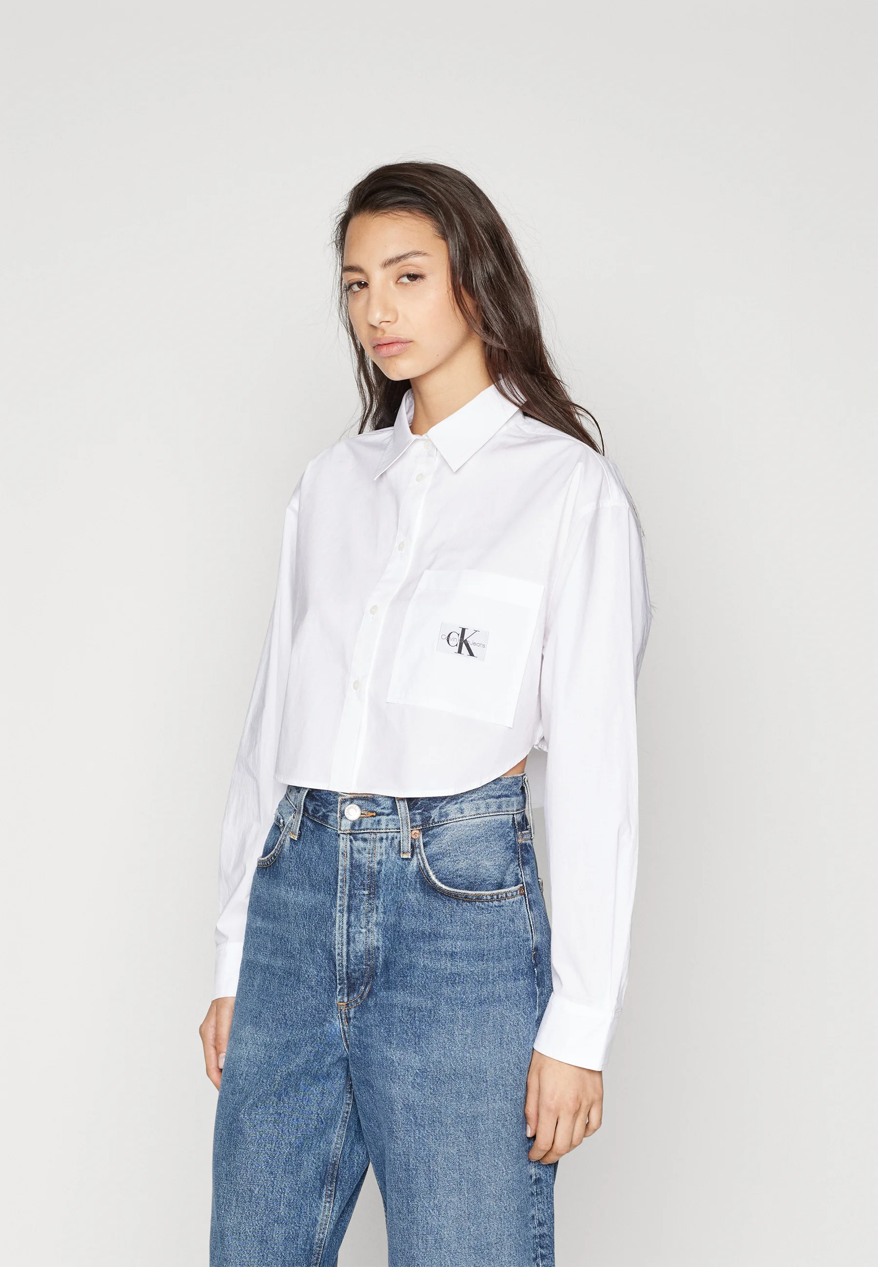 Calvin Klein Jeans Blusa recortada con etiqueta tejida