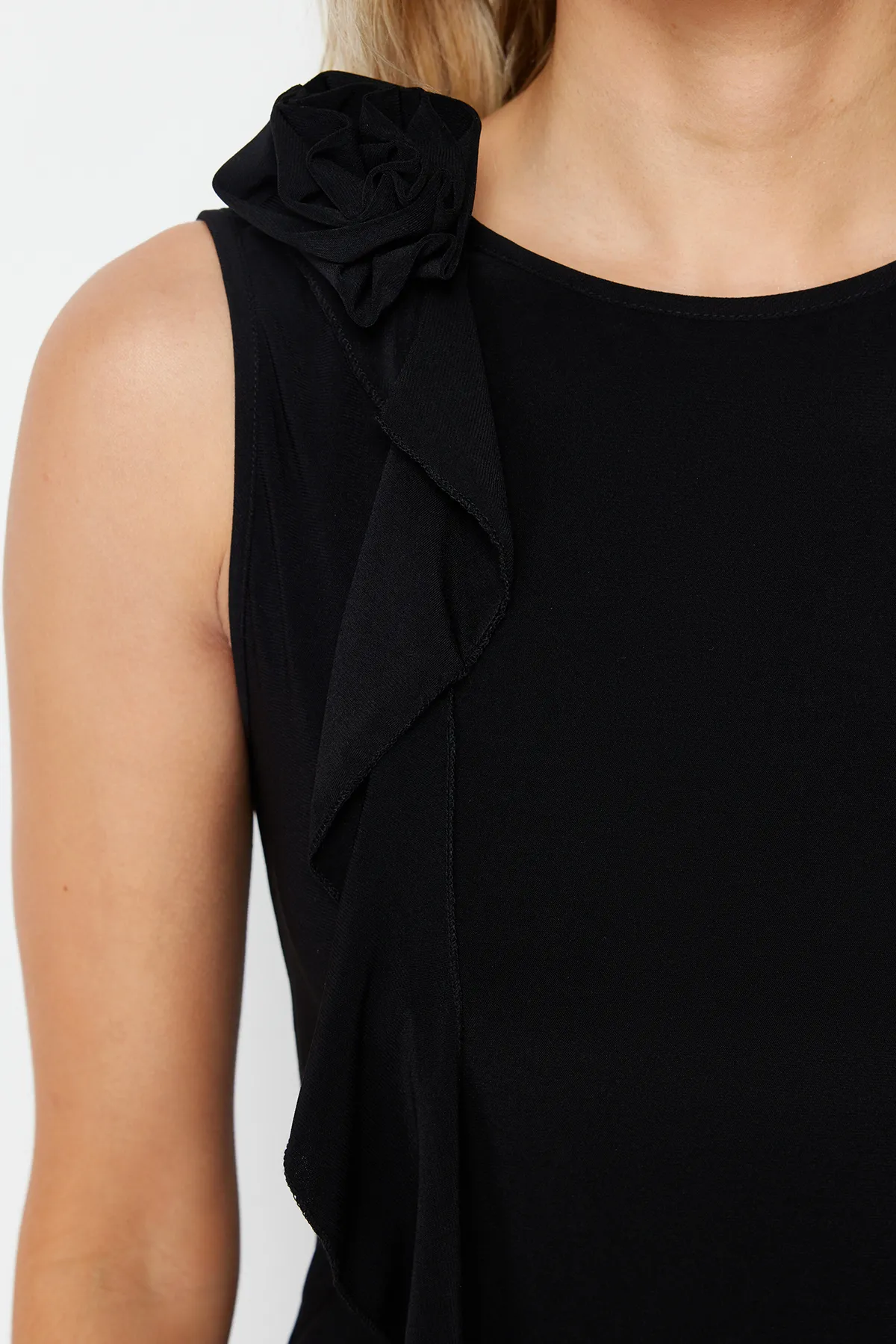 Trendyol Collection  Schwarze Strickbluse mit Rosen-Accessoire und detaillierten Rüschen TWOSS24BZ00200