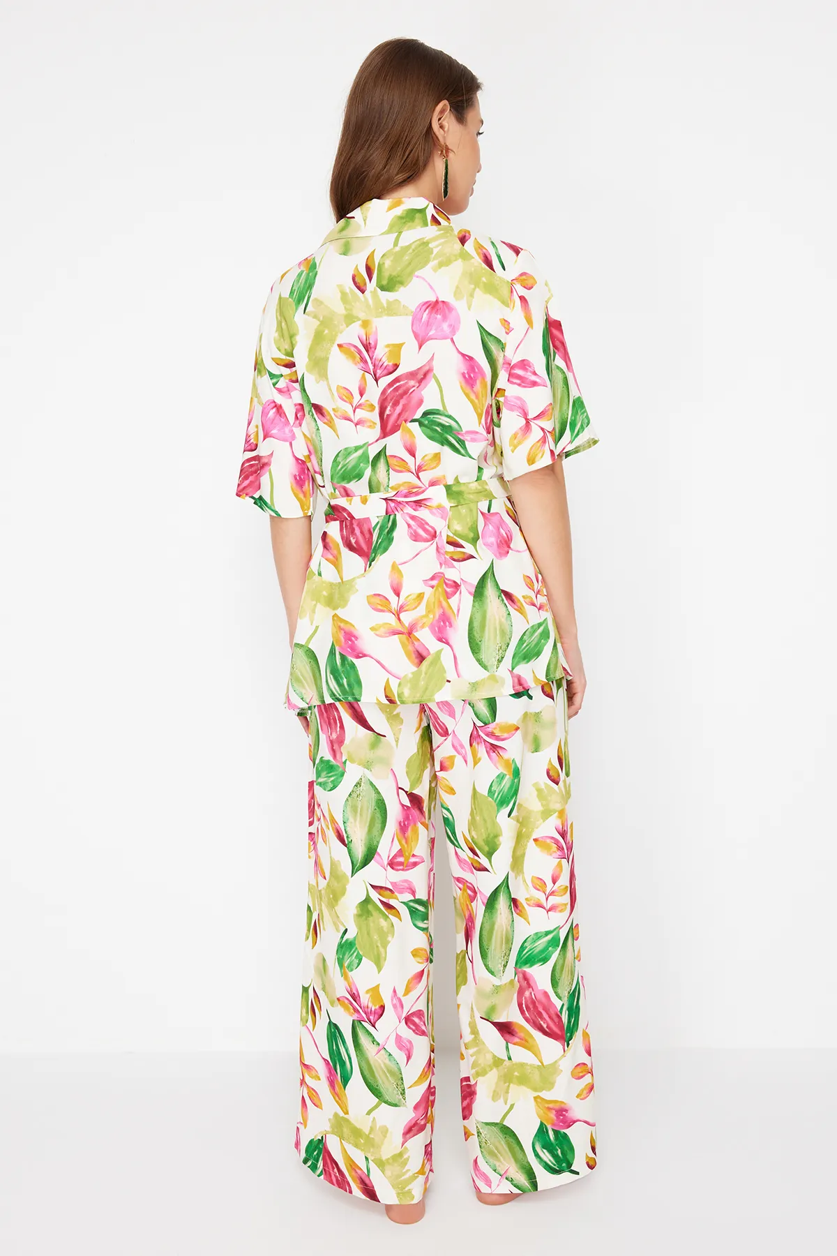 Trendyol Collection  Gewebtes Kimono-Hosen-Set mit Blumenmuster und Gürtel TBESS24AU00074